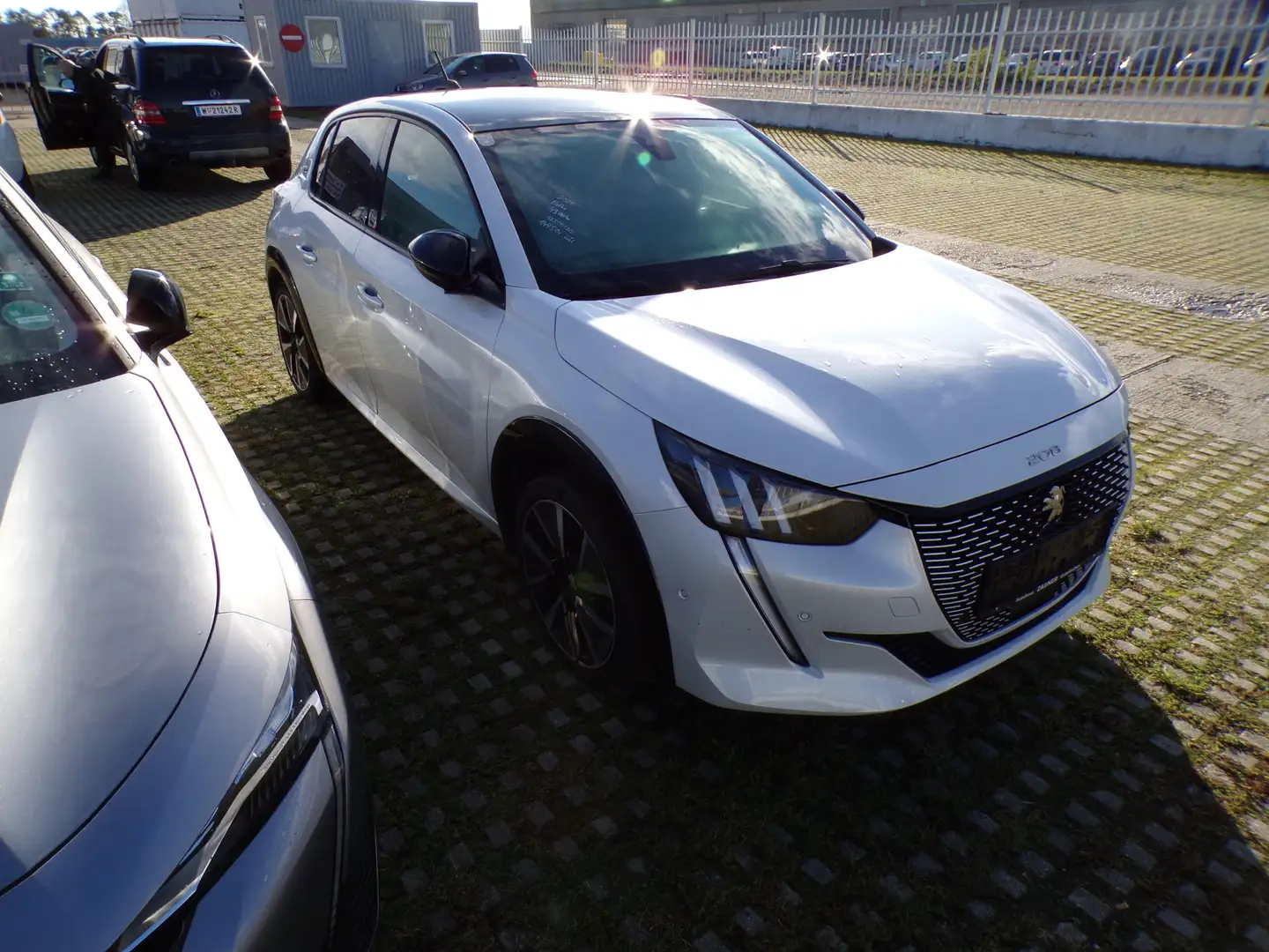 Peugeot 208 e- GT Pack Weiß - 2