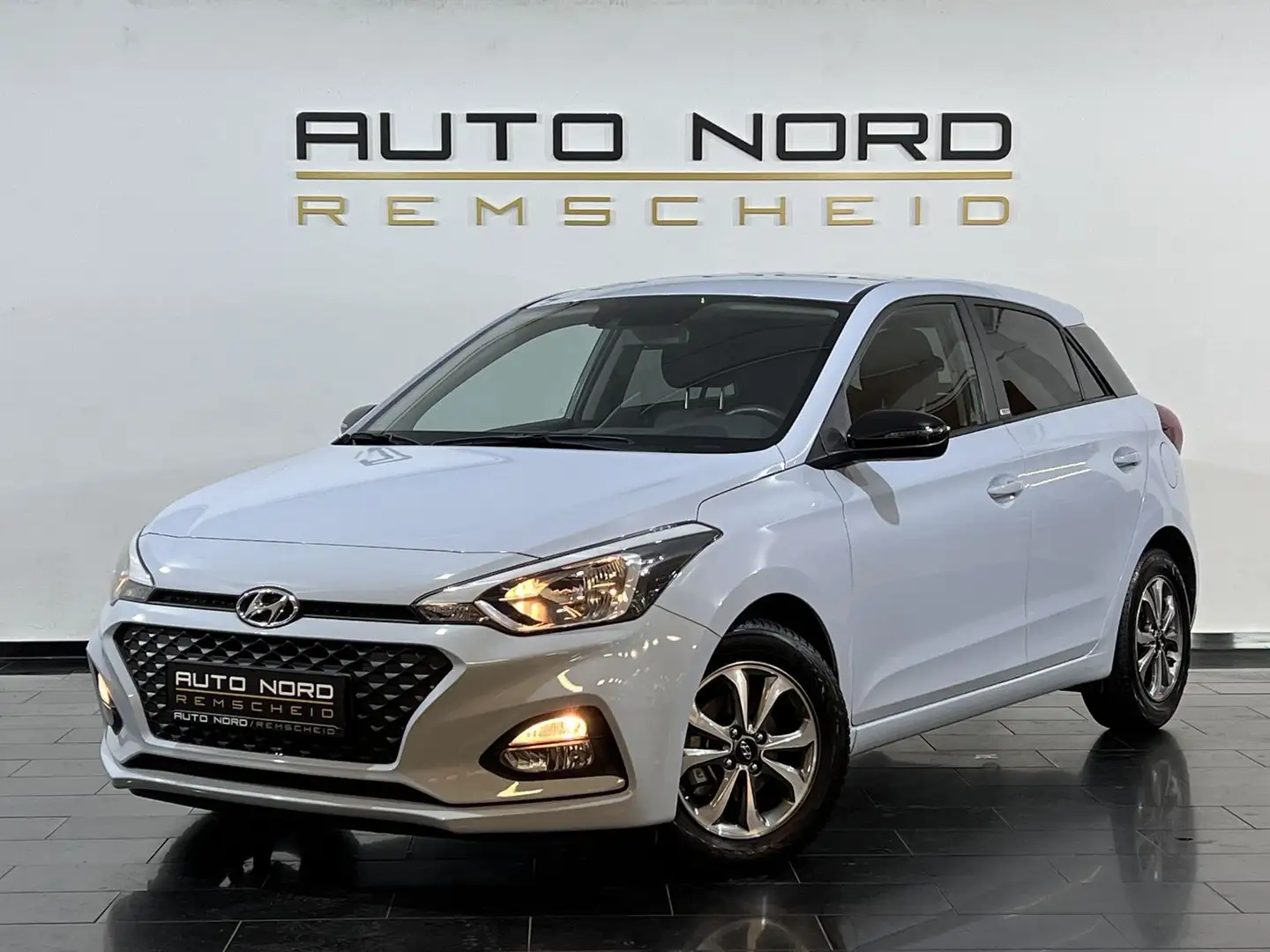 Hyundai i20 1.2*Advantage*10.000KM*SERVICE*GARANTIE* Grau - 1