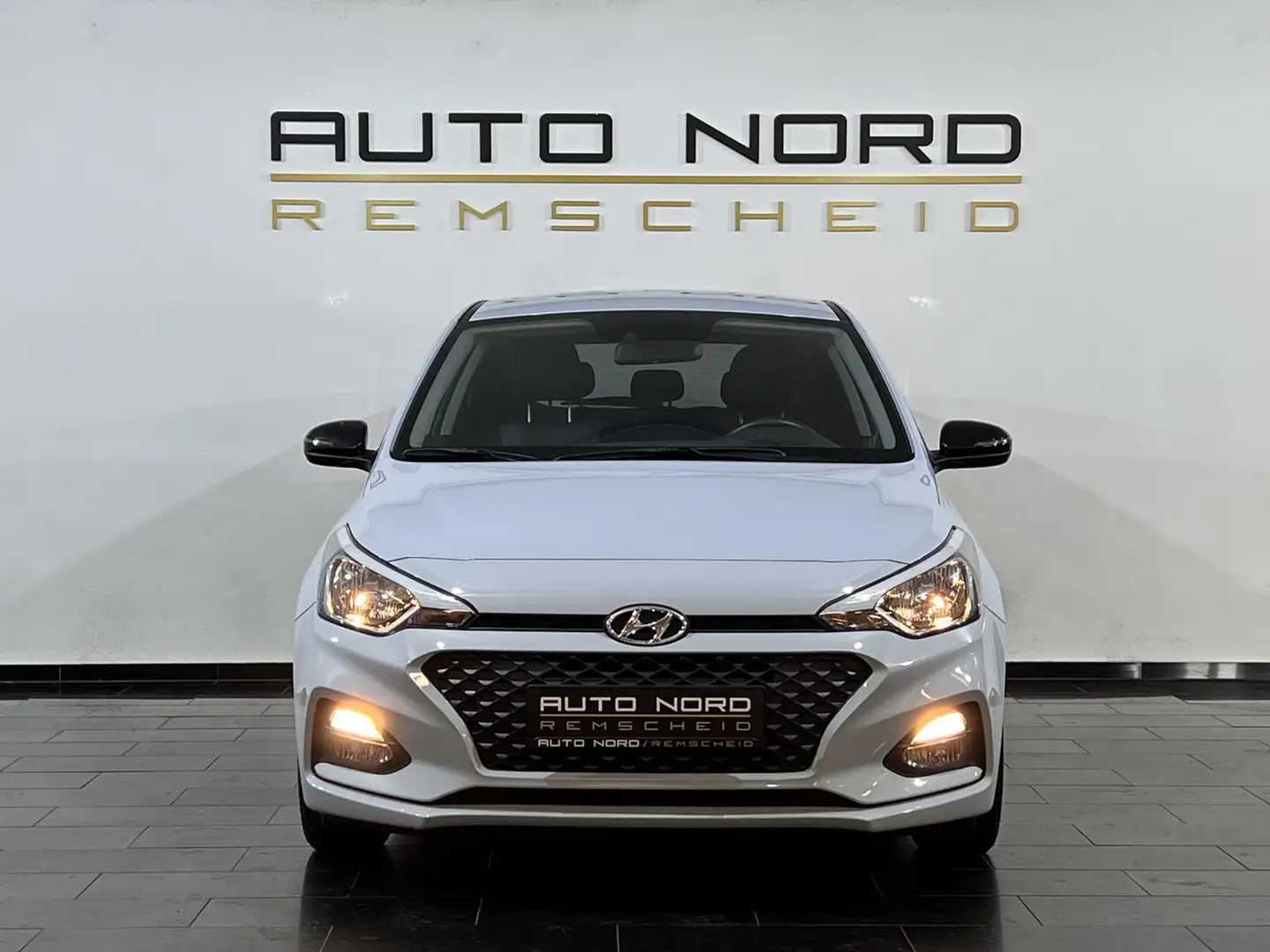Hyundai i20 1.2*Advantage*10.000KM*SERVICE*GARANTIE* Grau - 2