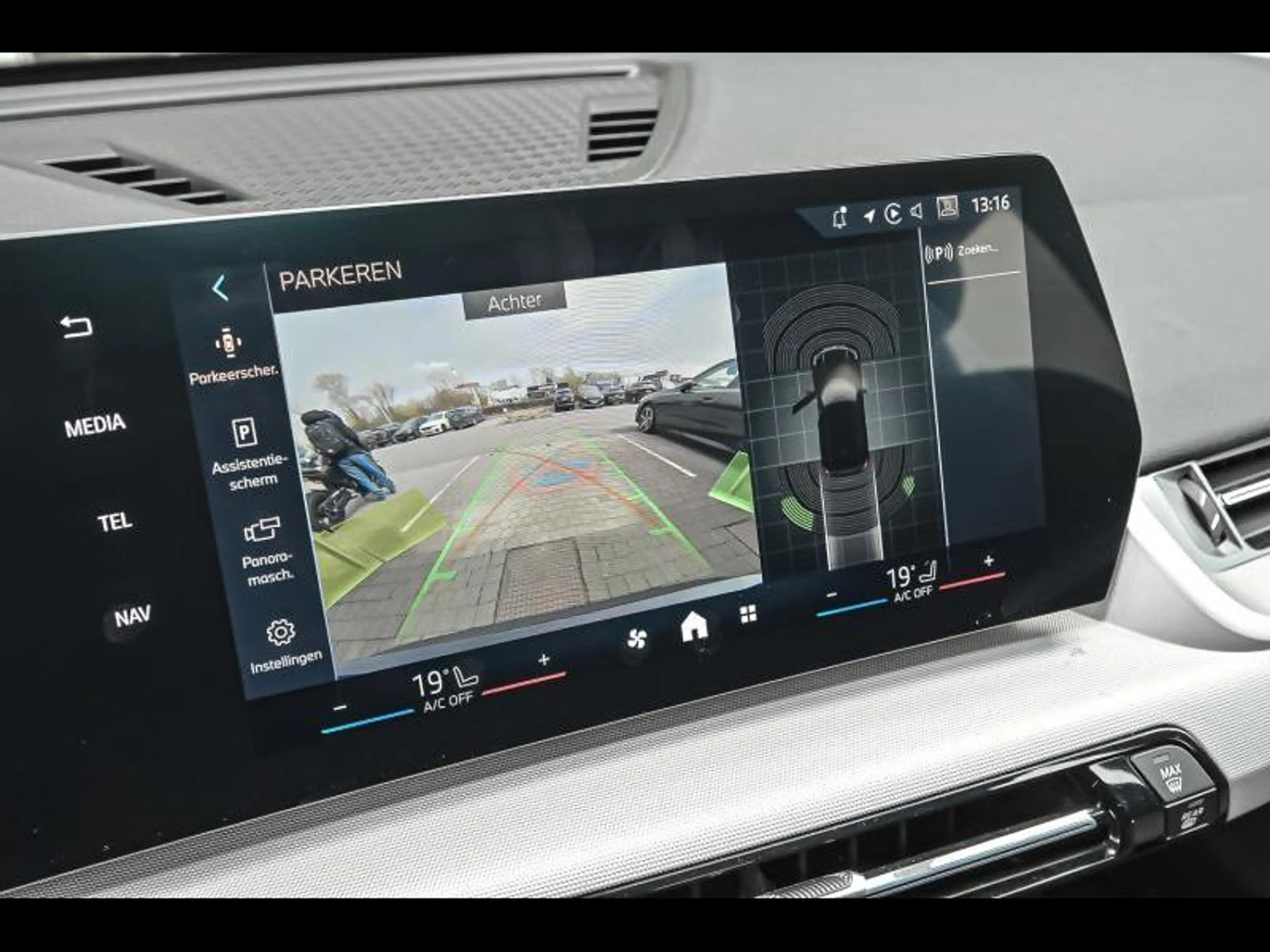 BMW iX1 eDrive20 — photo 15