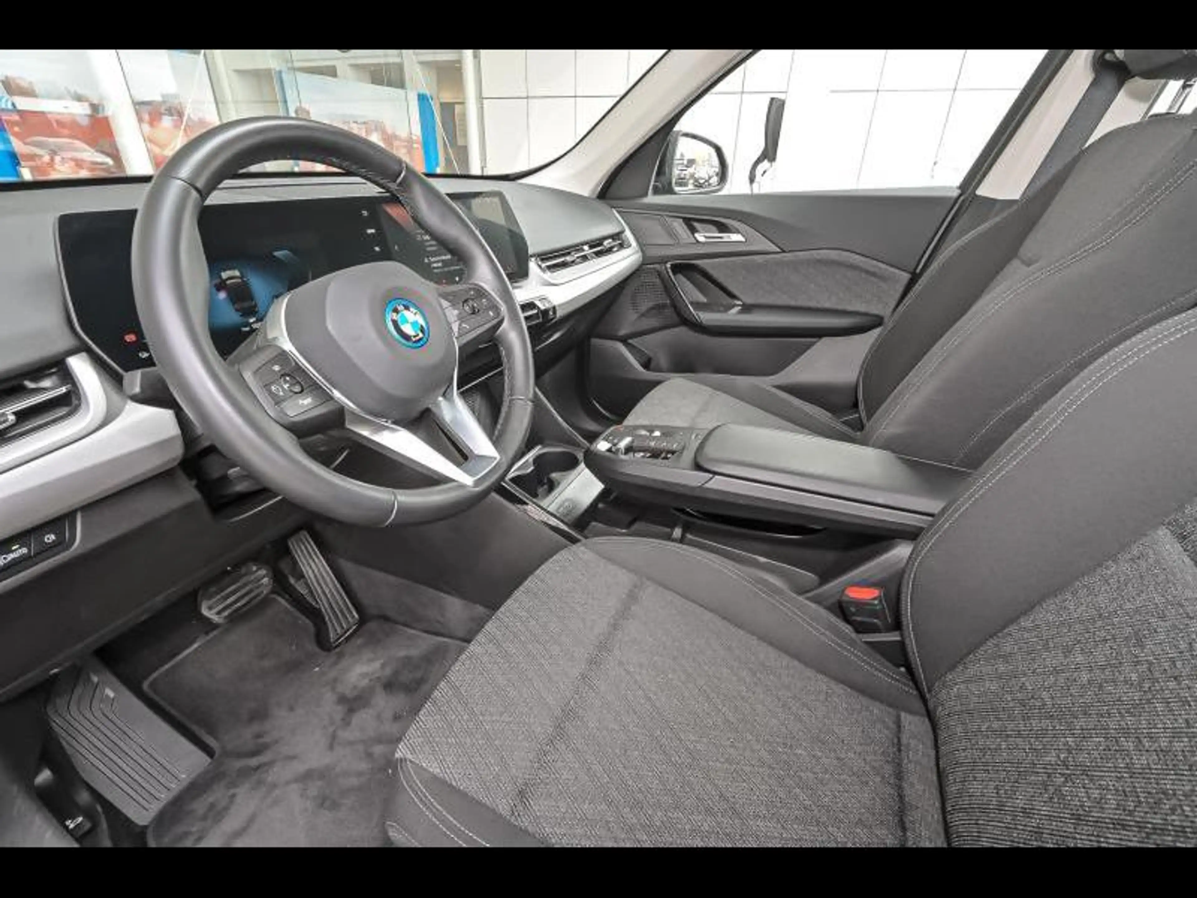 BMW iX1 eDrive20 — photo 6