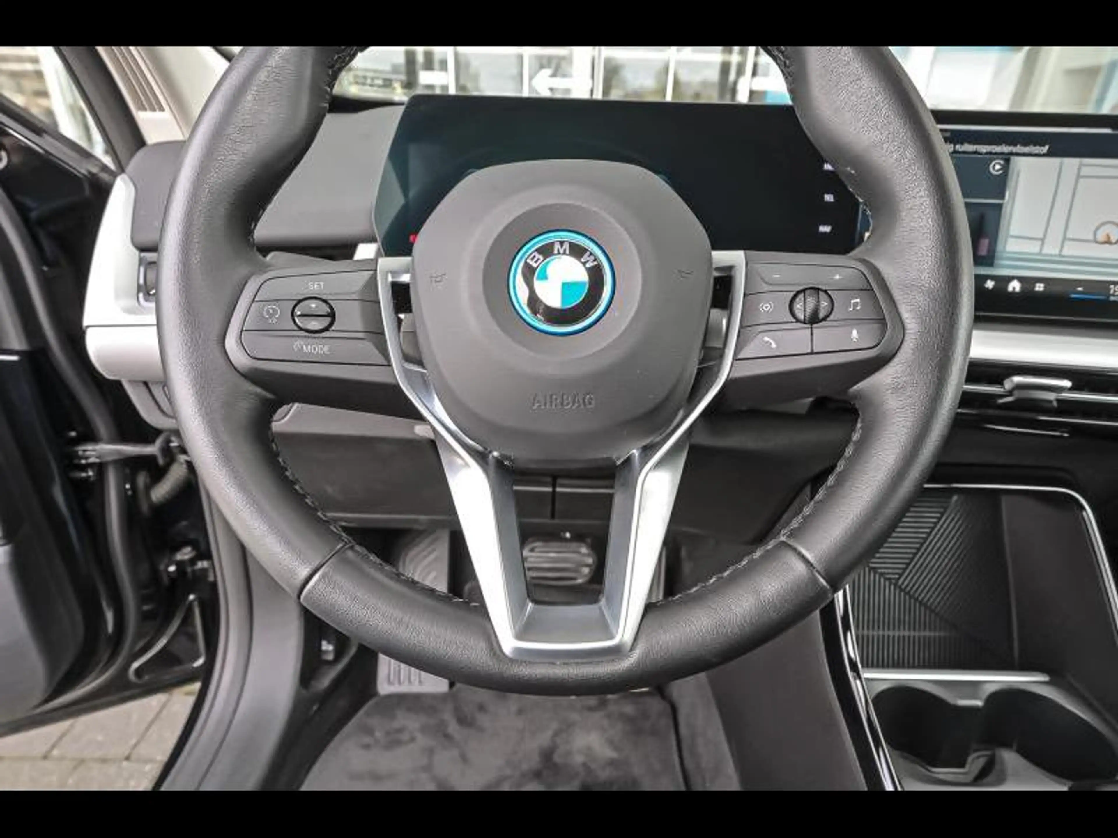 BMW iX1 eDrive20 — photo 9