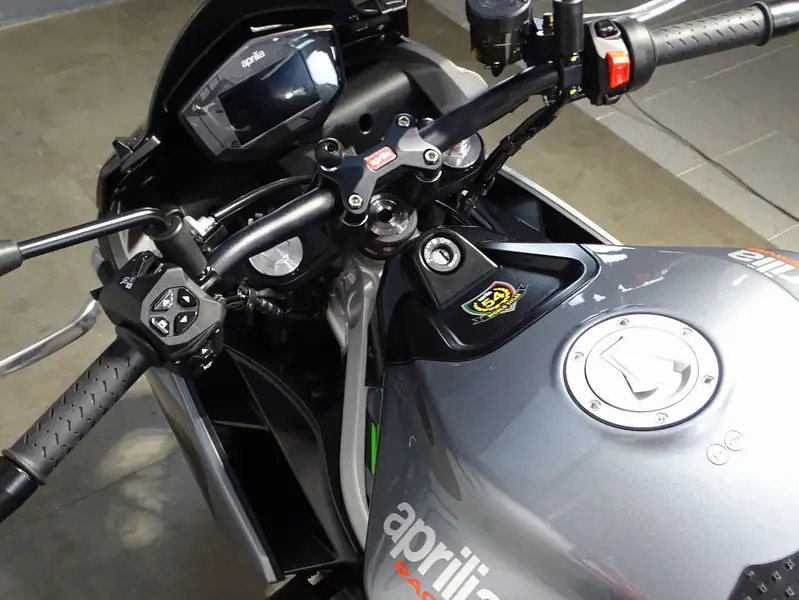 Aprilia Tuono - foto 8