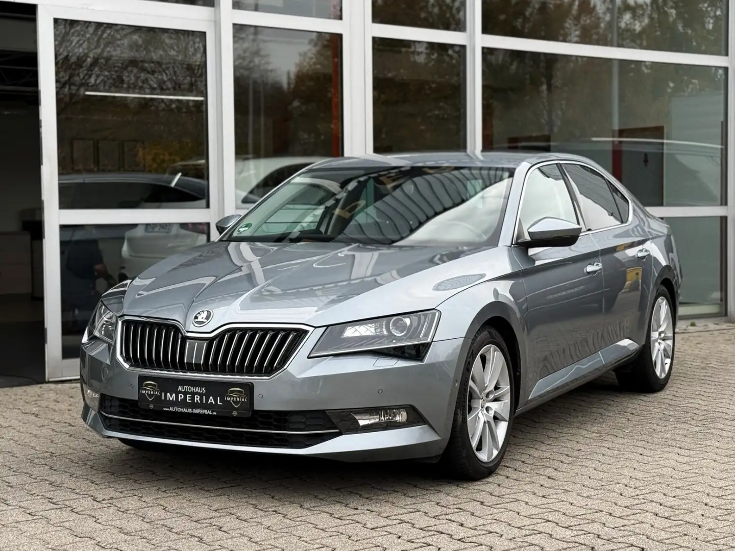 Skoda Superb SuperB 2.0TSI Lim. AmbitionLEDER+NAVI+ACC+KAM+18 Gris - 1