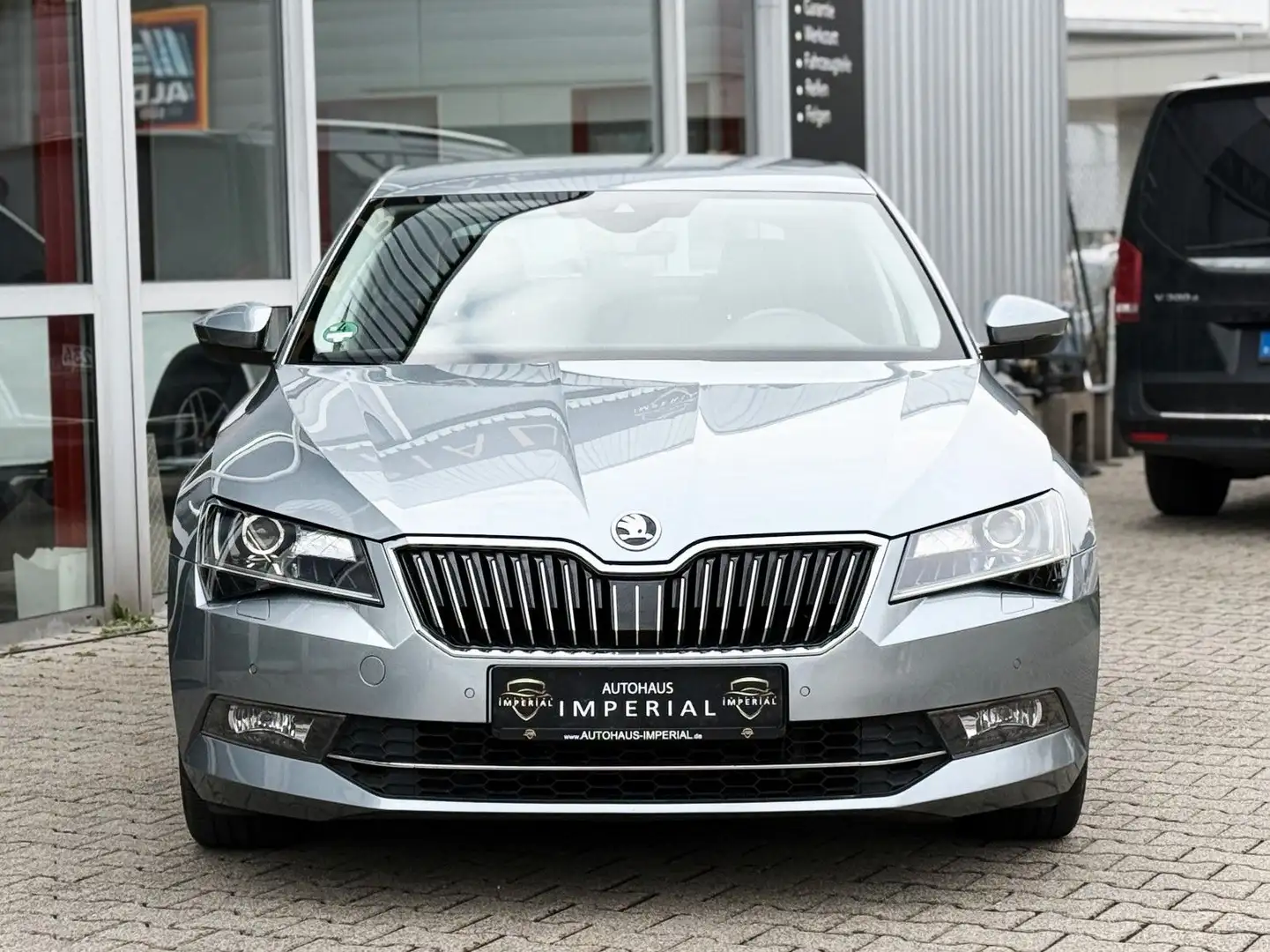 Skoda Superb SuperB 2.0TSI Lim. AmbitionLEDER+NAVI+ACC+KAM+18 Gris - 2