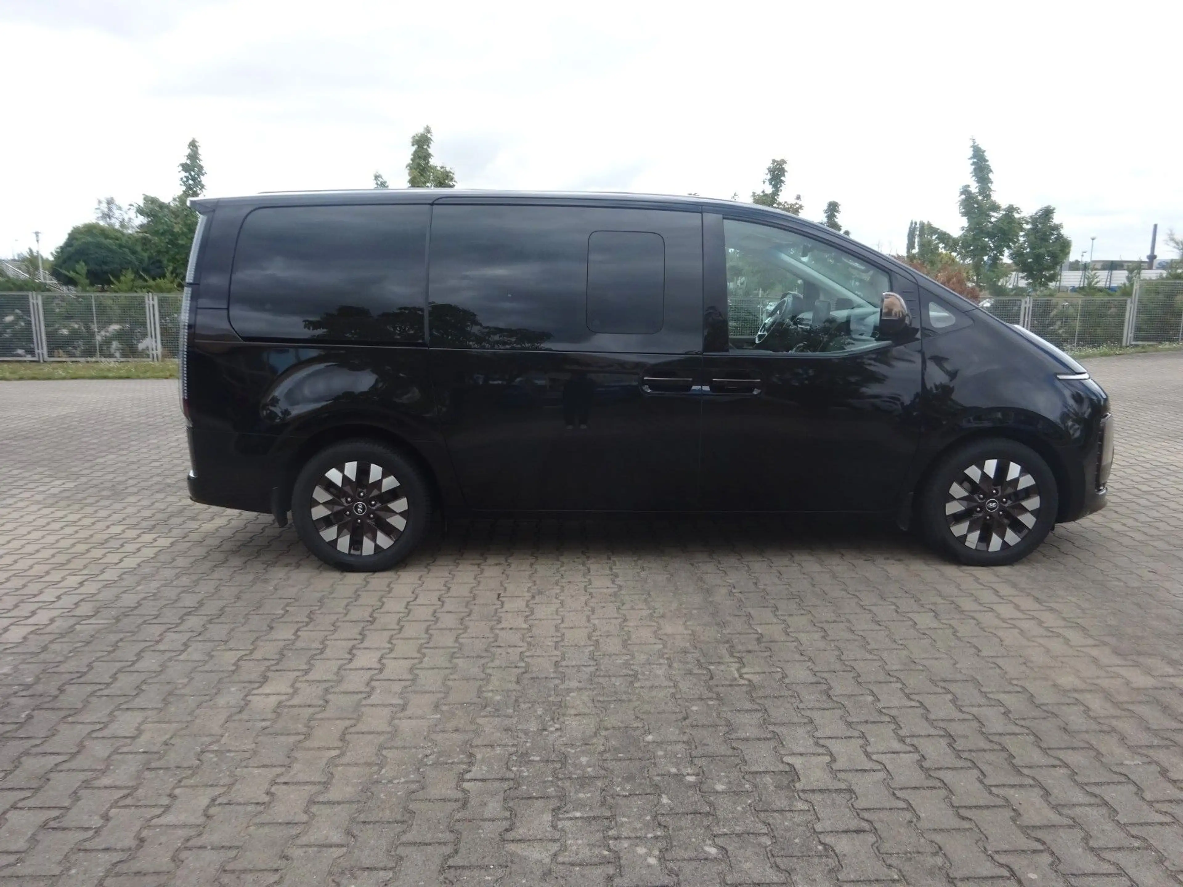 Hyundai STARIA 177PS Autm. Signature 4WD Navi Leder ACC — photo 6