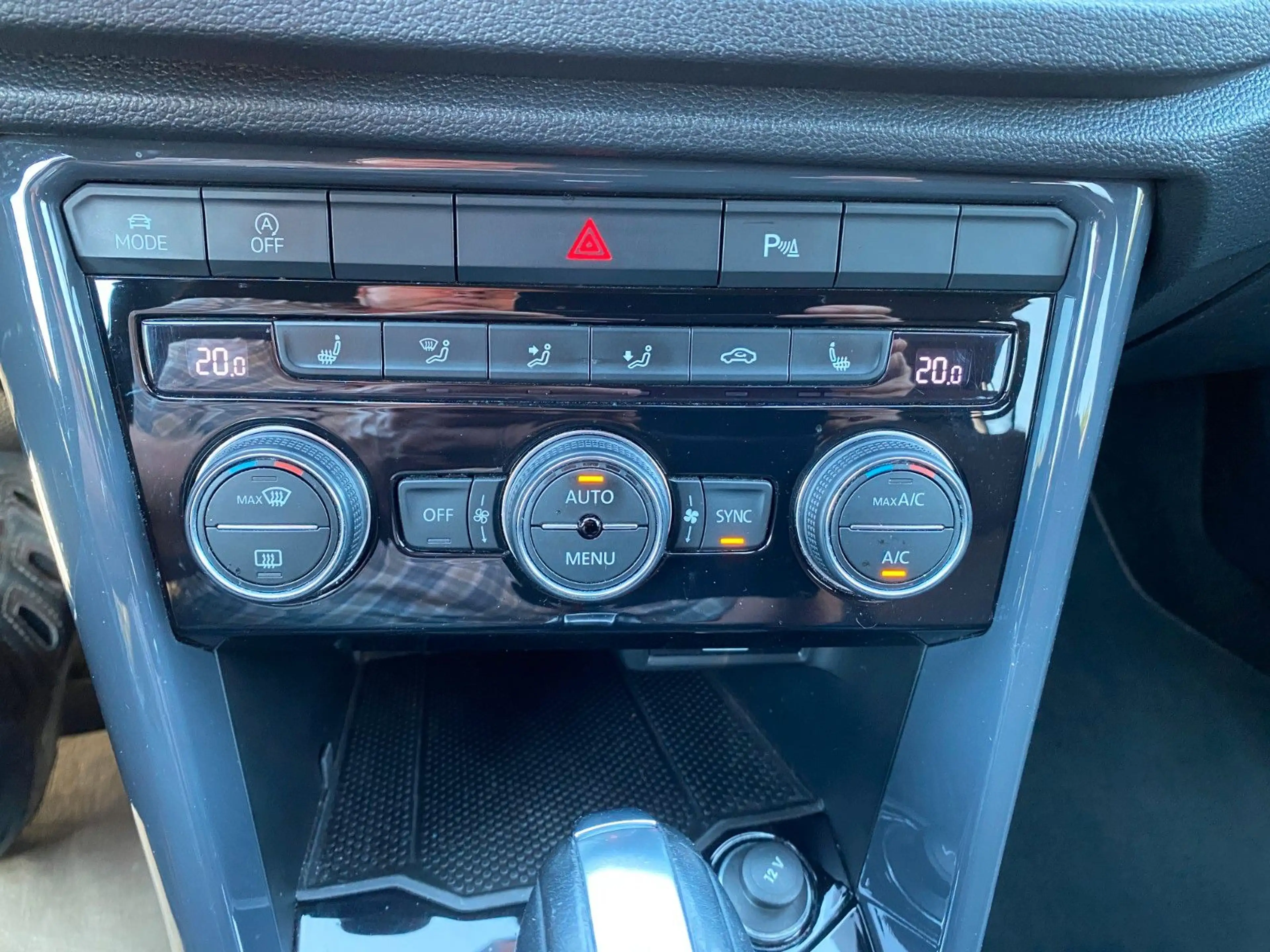 Volkswagen T-Roc Sport DSG+AHK+NAVI+KAME+SHZ+ PDC+LED+el.HK — photo 25