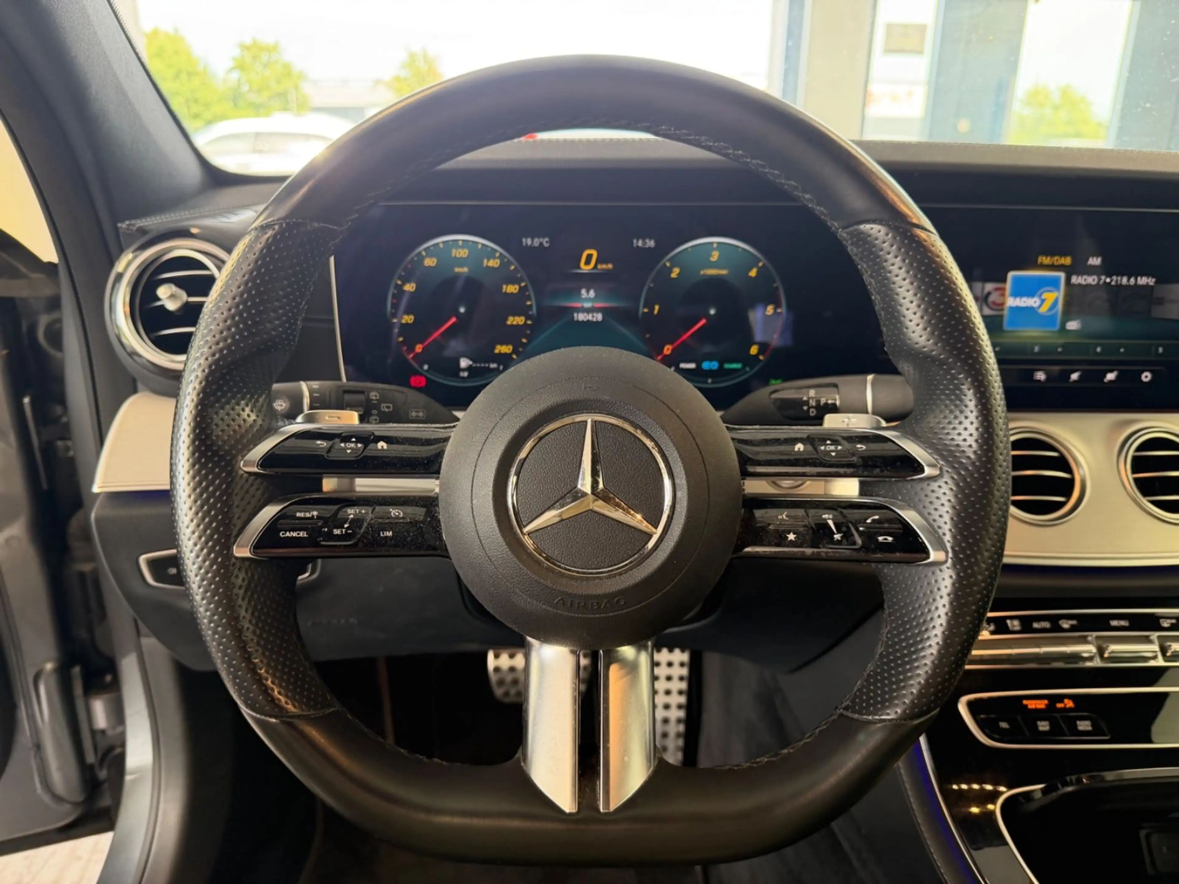 Mercedes-Benz E 300 d T 4MATIC AMG | AHK | MBUX | Kamera — photo 12