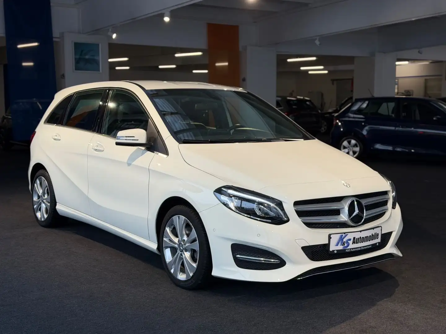 Mercedes-Benz B 180 Score*AUTOM.*LED*SITZH.*NAVI*PDC*TEMPOM.* Weiß - 1