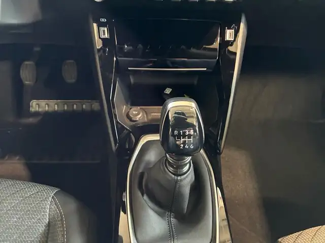Peugeot 2008 view 11