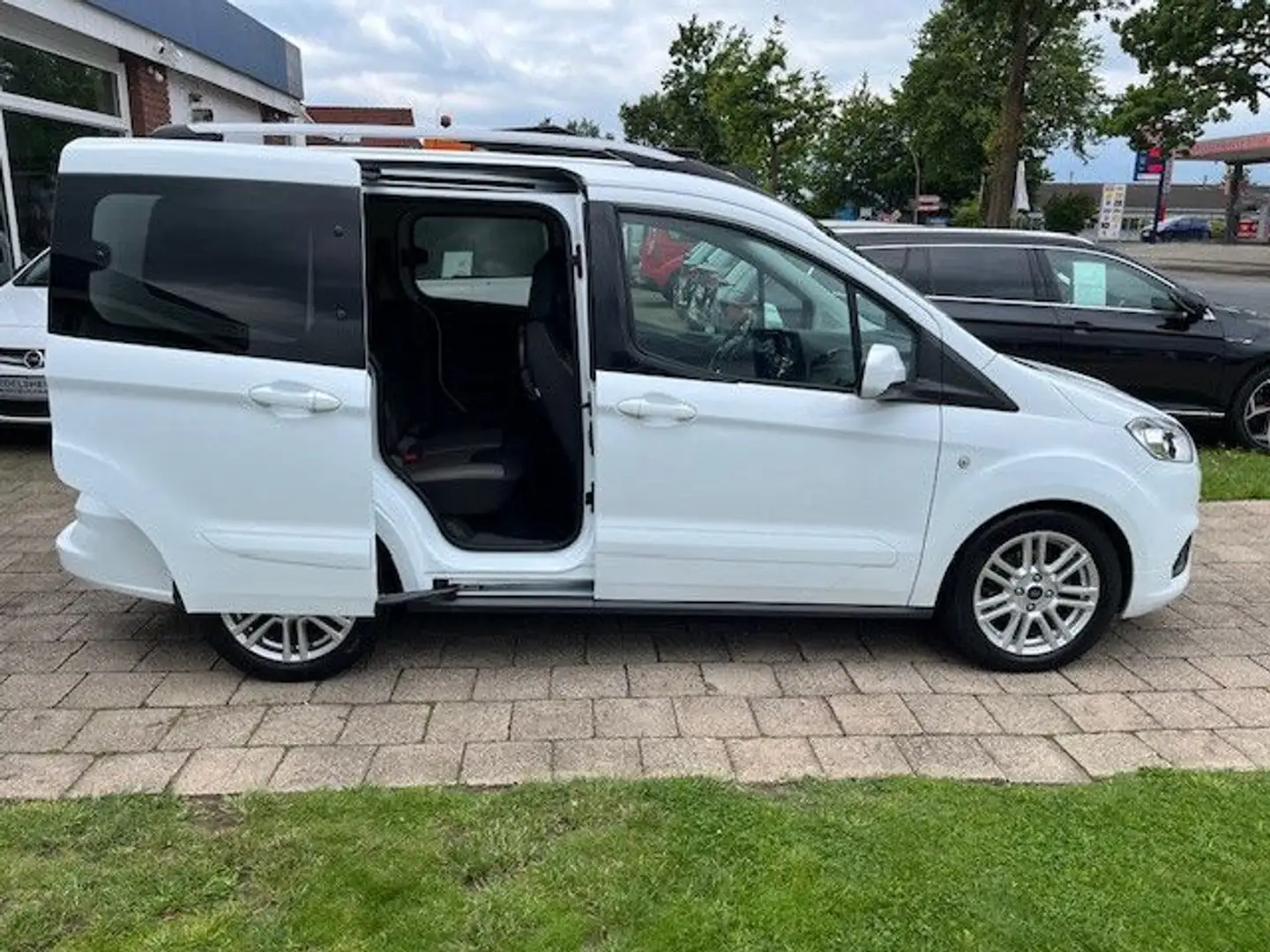 Ford Tourneo Courier 1.5 CDTI Titanium NAVI PDC KAM Weiß - 2
