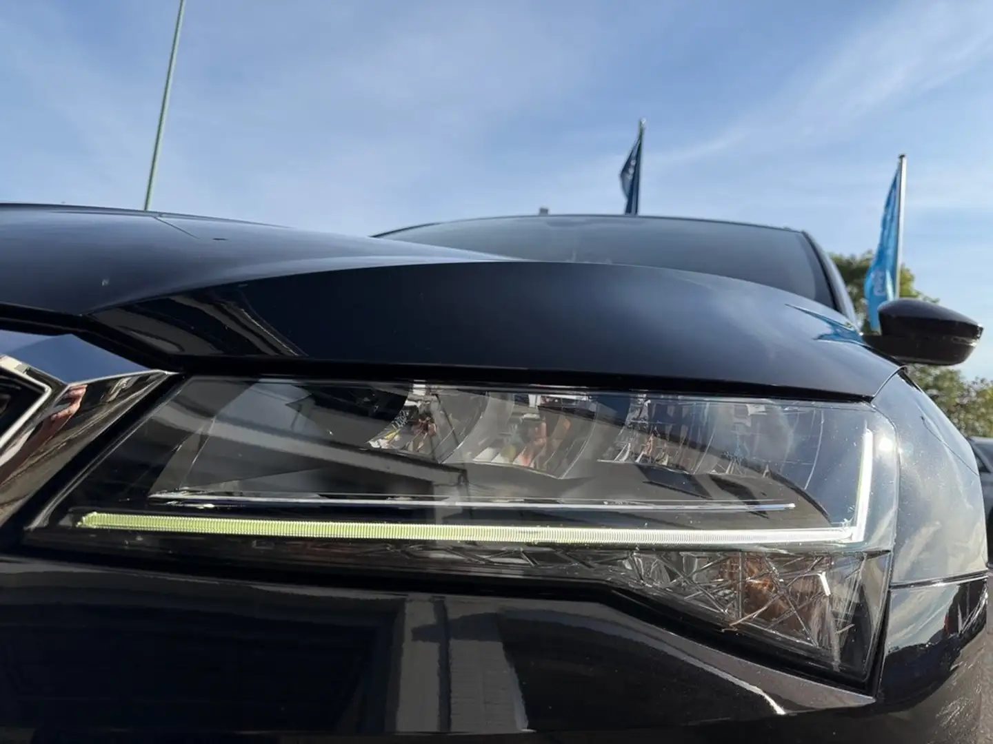 Skoda Superb 1,5 TSI DSG Schwarz - 2