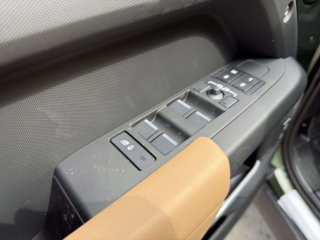 2026 Land Rover Defender 110 P300 S thumb 10