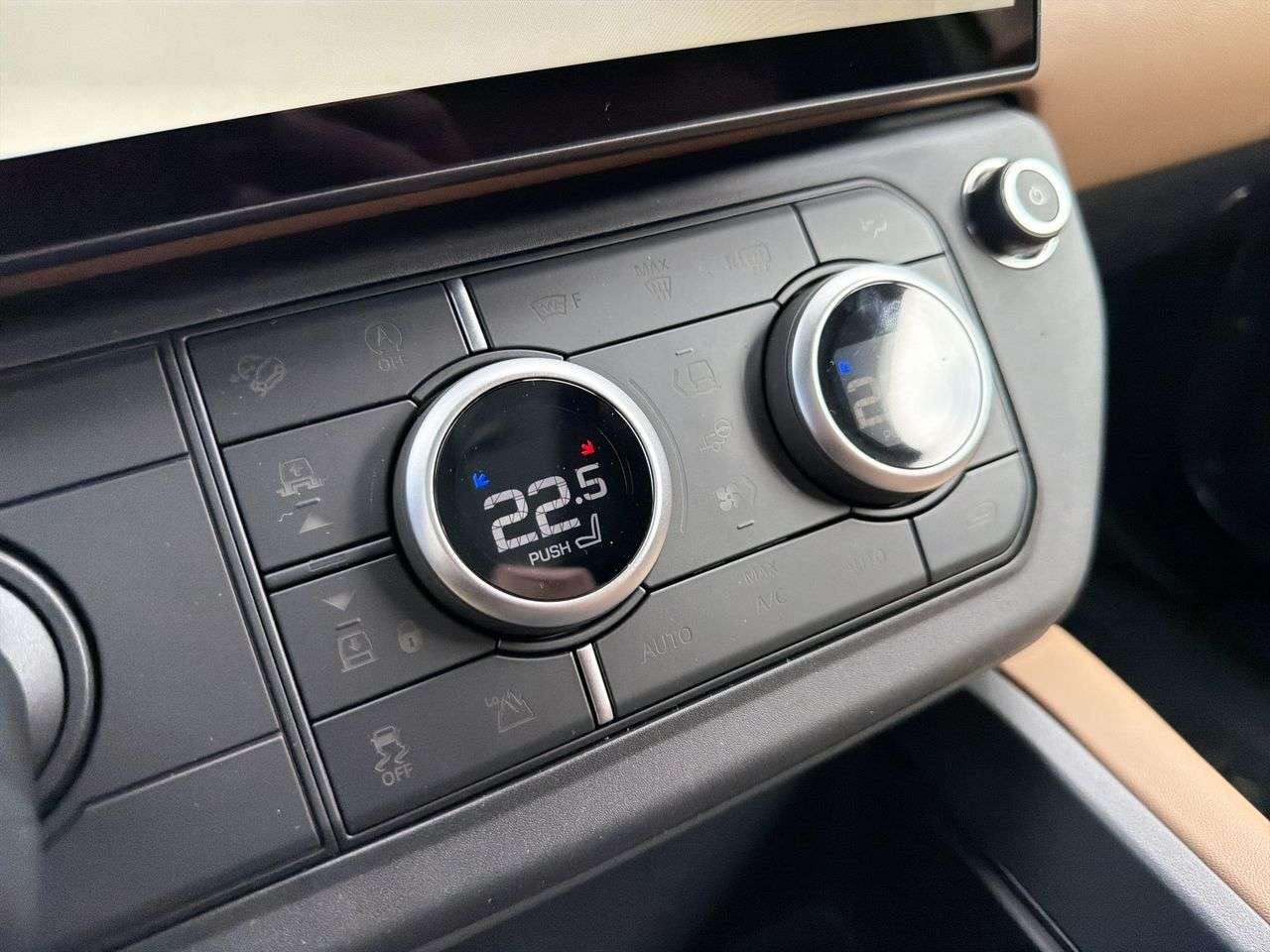 2026 Land Rover Defender 110 P300 S thumb 16