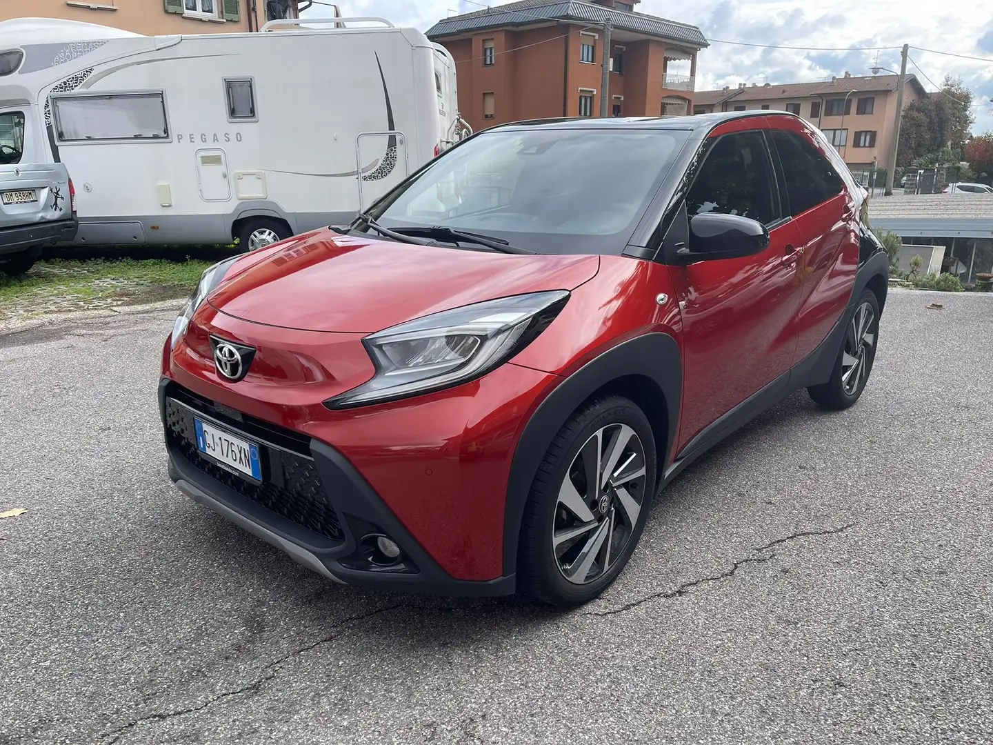 Toyota Aygo X 1.0 Lounge GARANZIA TOYOTA-TAGLIANDI UFFICIALI Rosso - 2