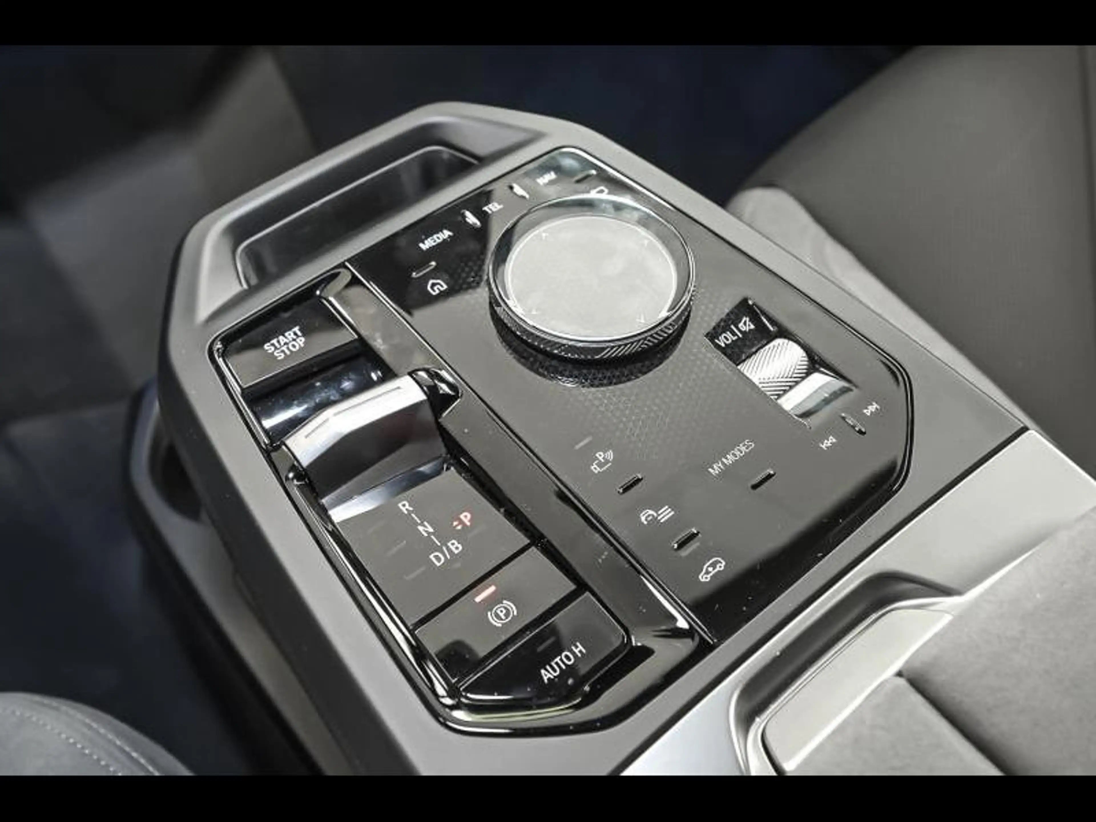 BMW iX xDrive60 lci — photo 9