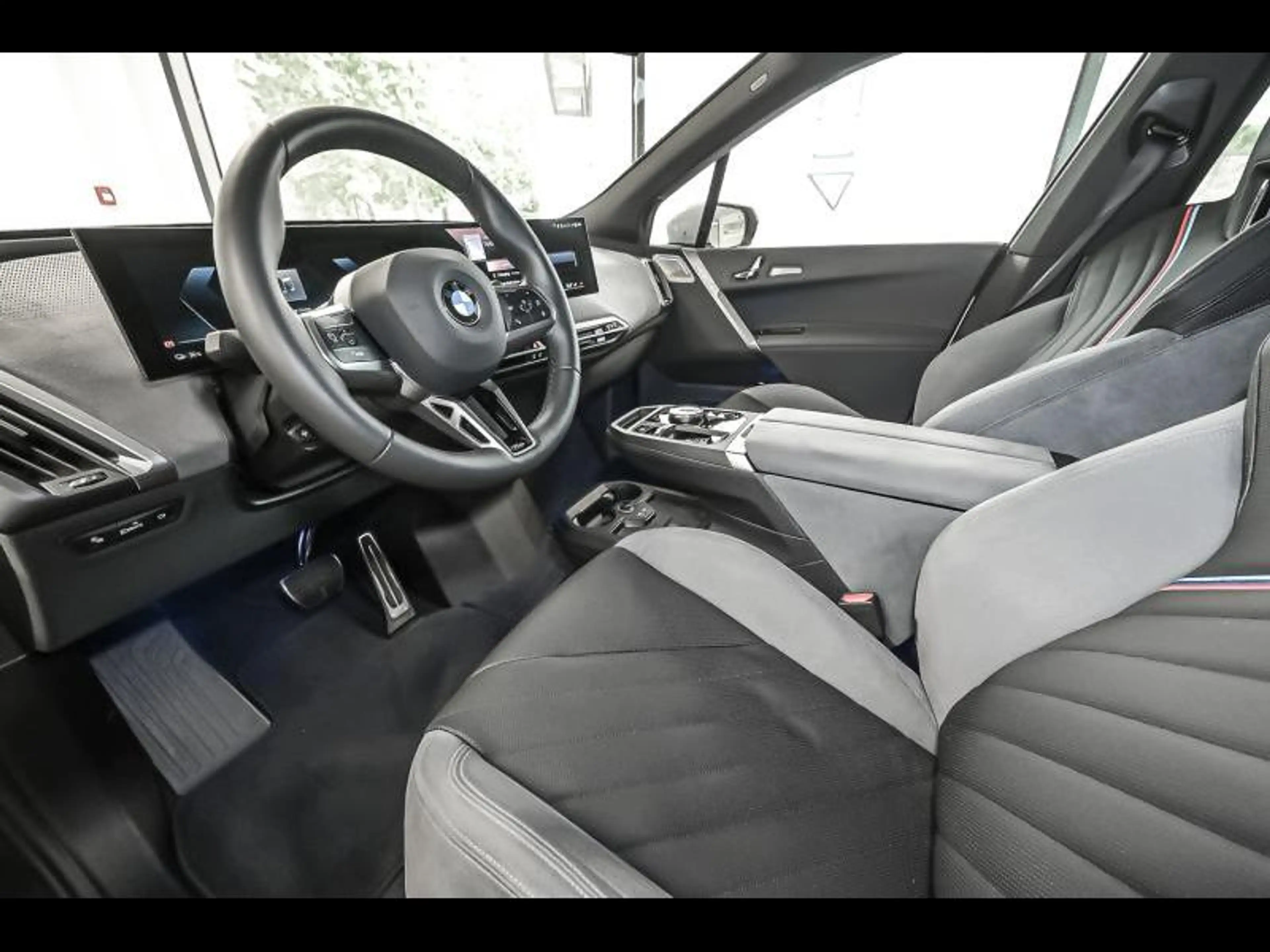 BMW iX xDrive60 lci — photo 5