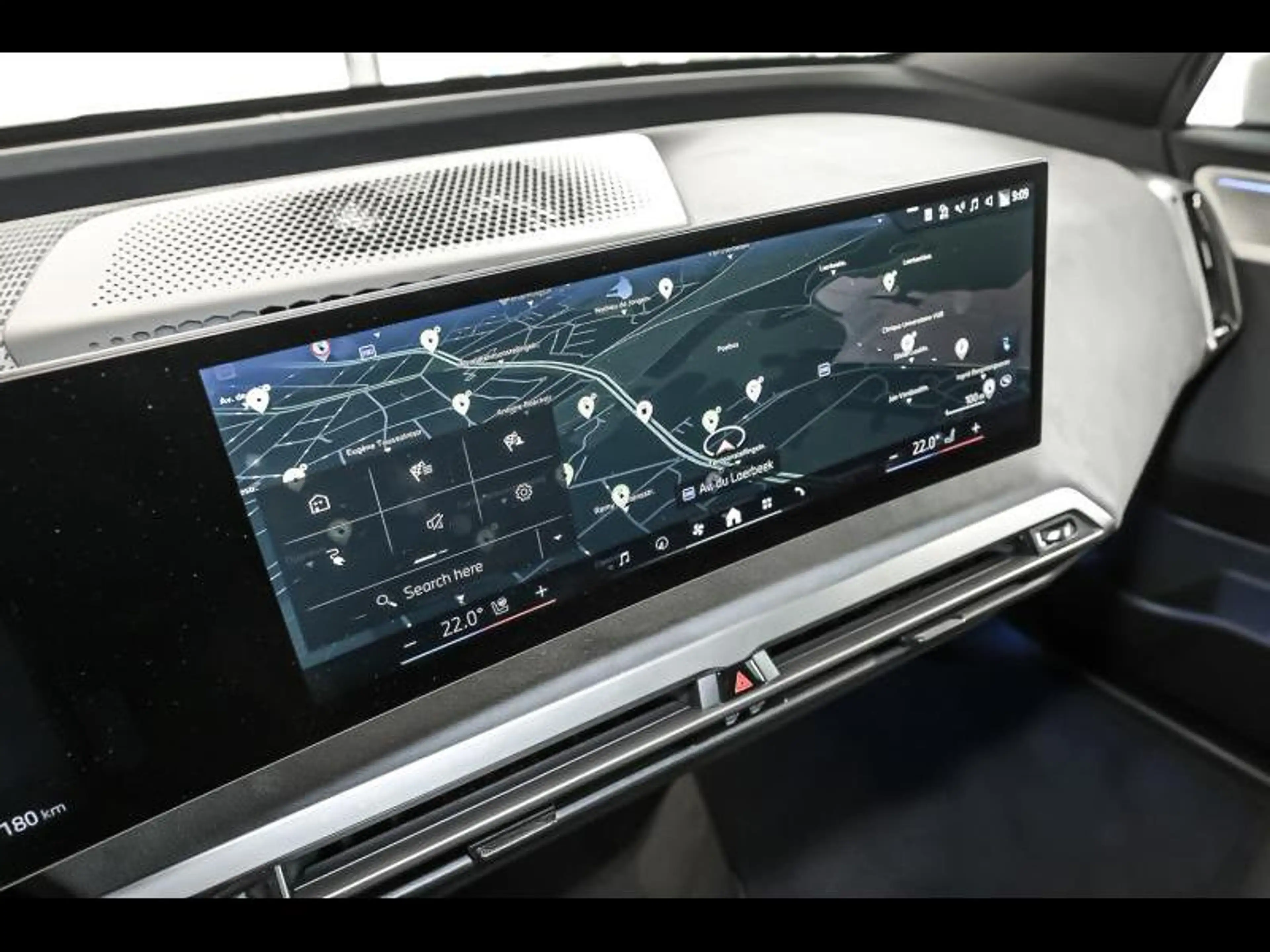 BMW iX xDrive60 lci — photo 11