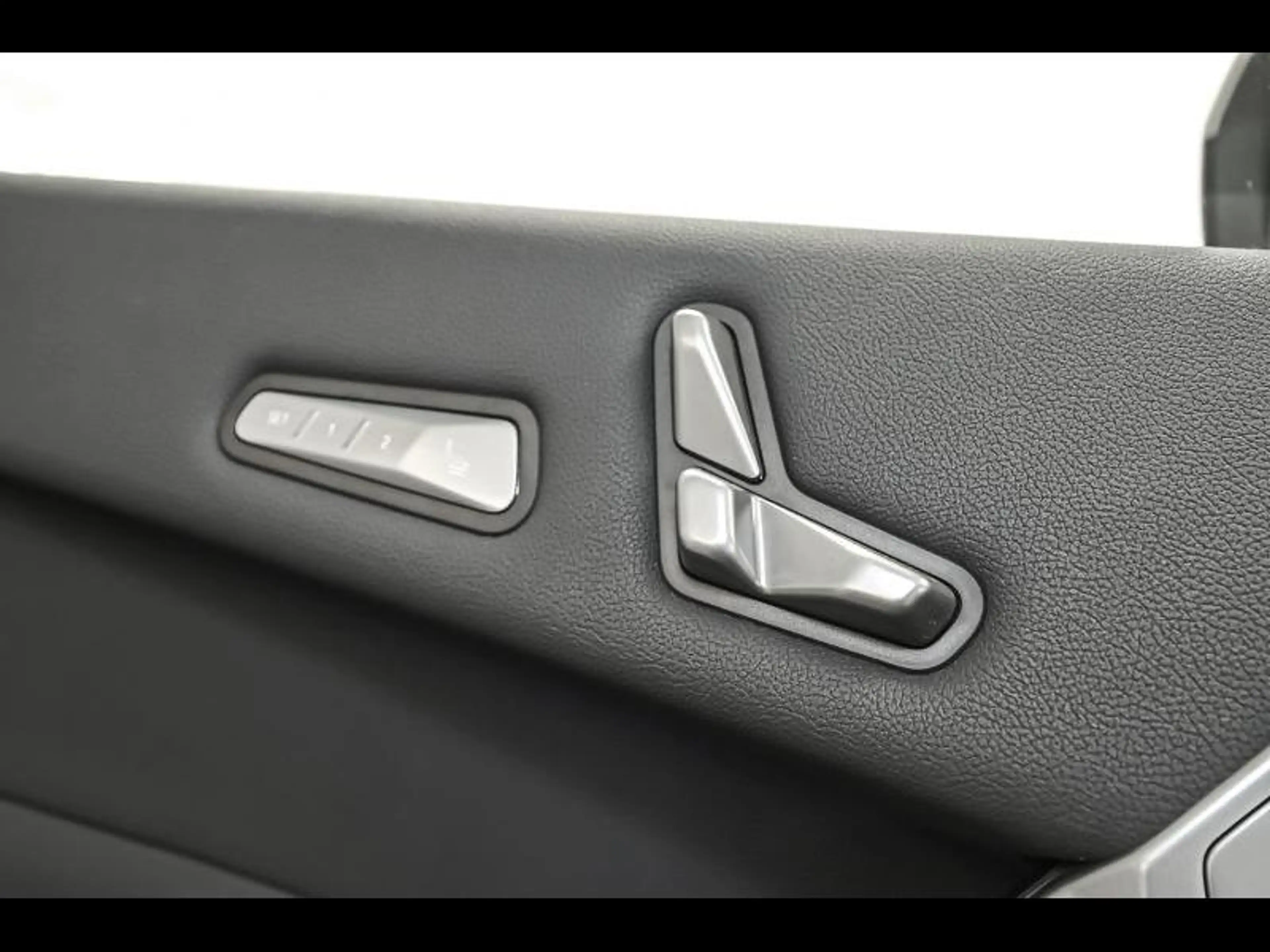 BMW iX xDrive60 lci — photo 15