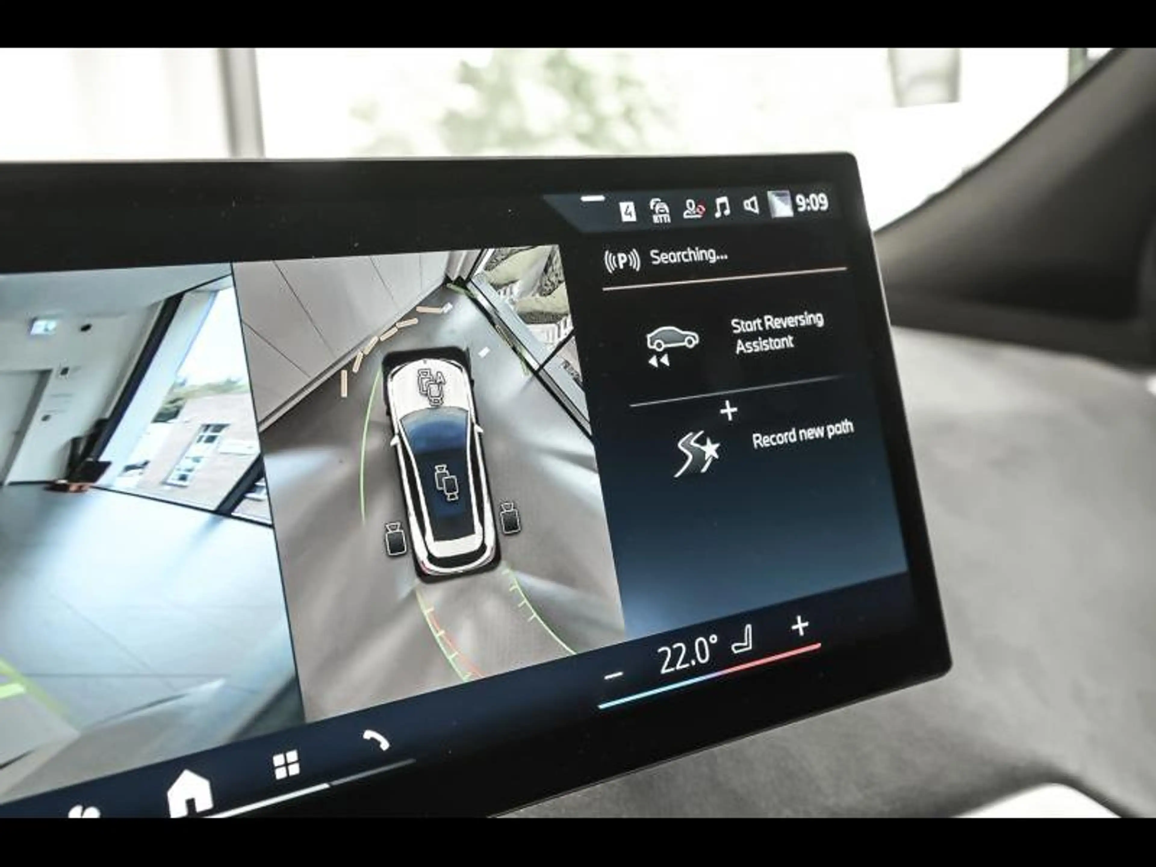 BMW iX xDrive60 lci — photo 13