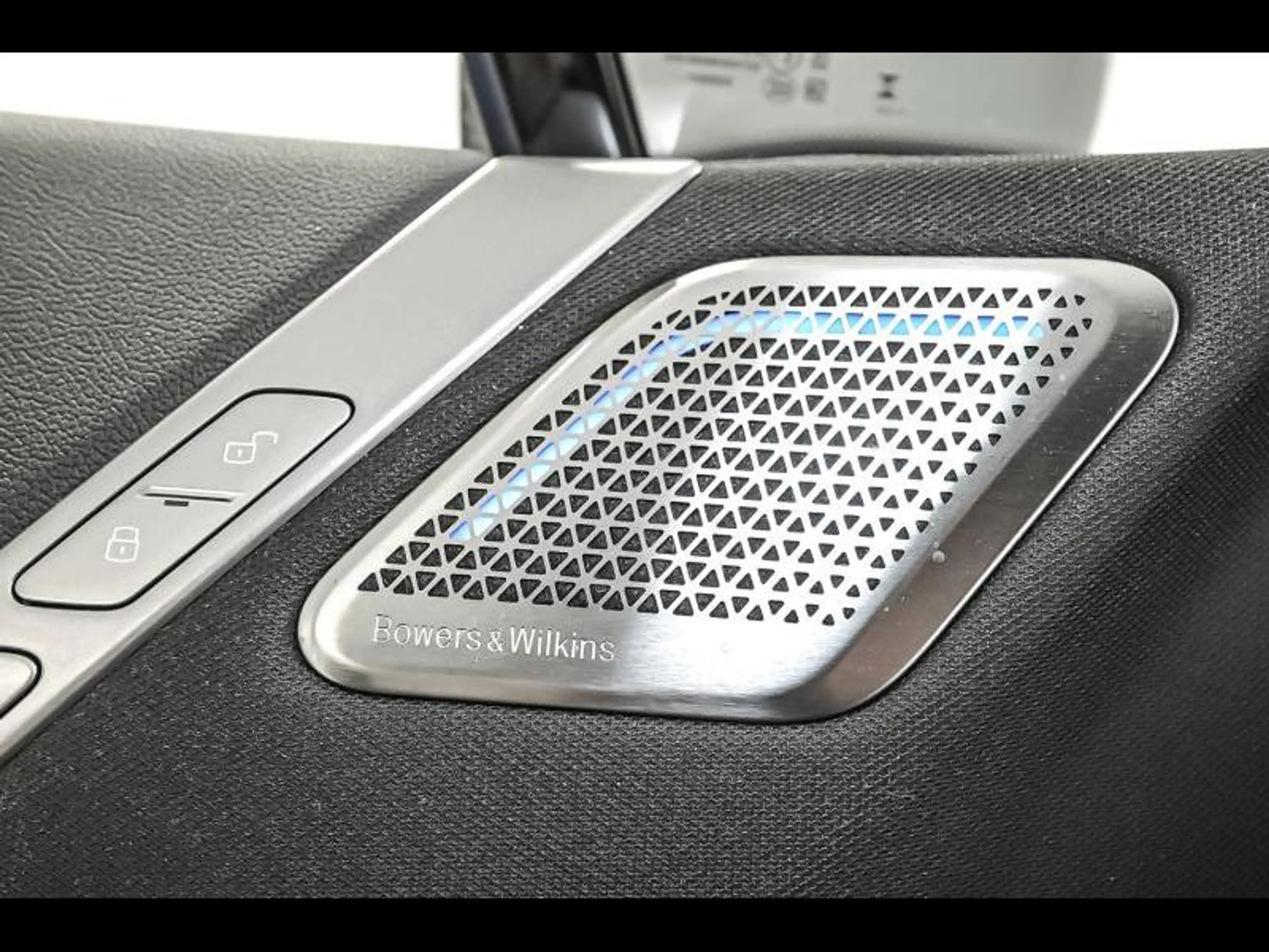 BMW iX xDrive60 lci — photo 14