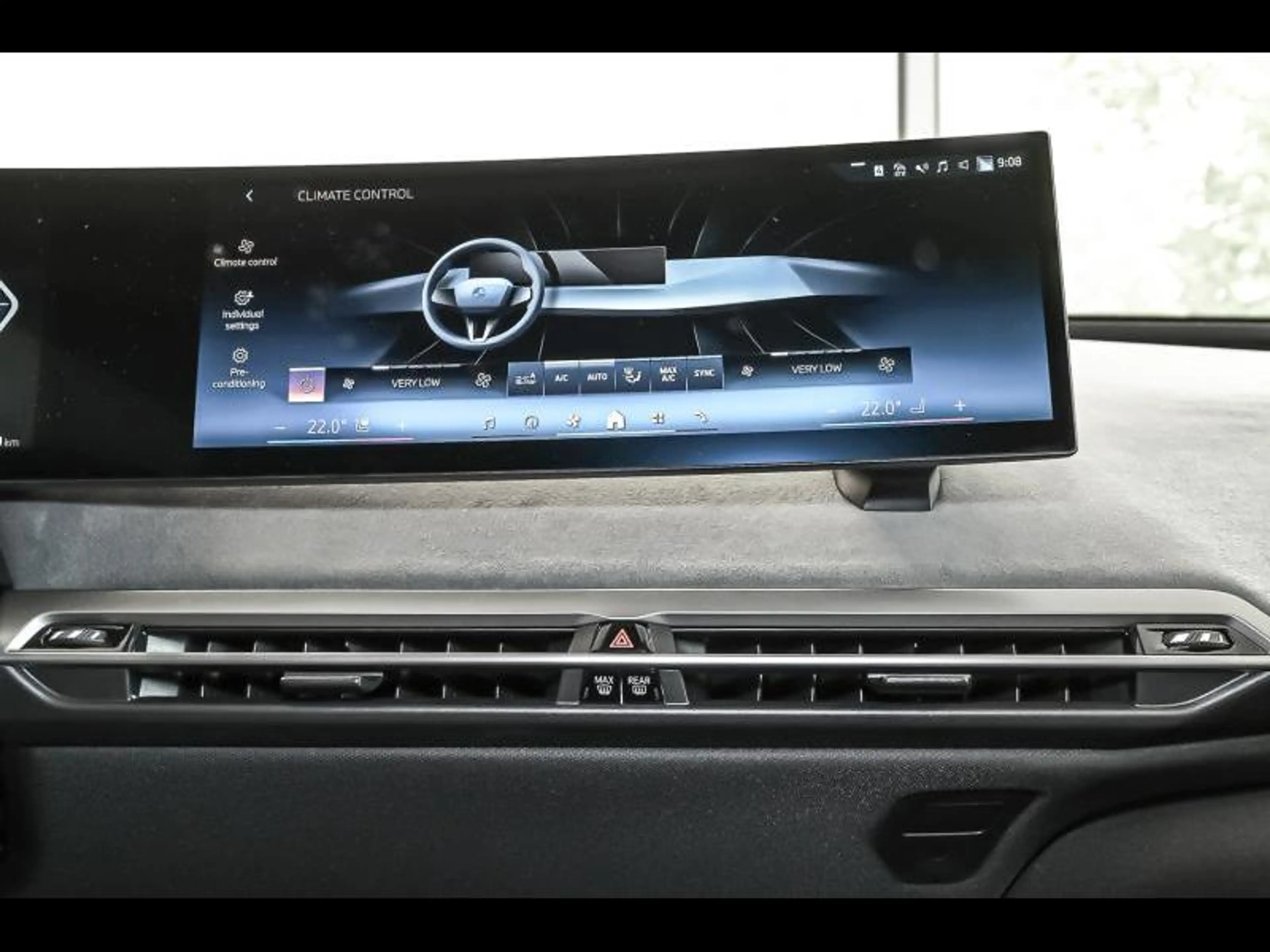 BMW iX xDrive60 lci — photo 10