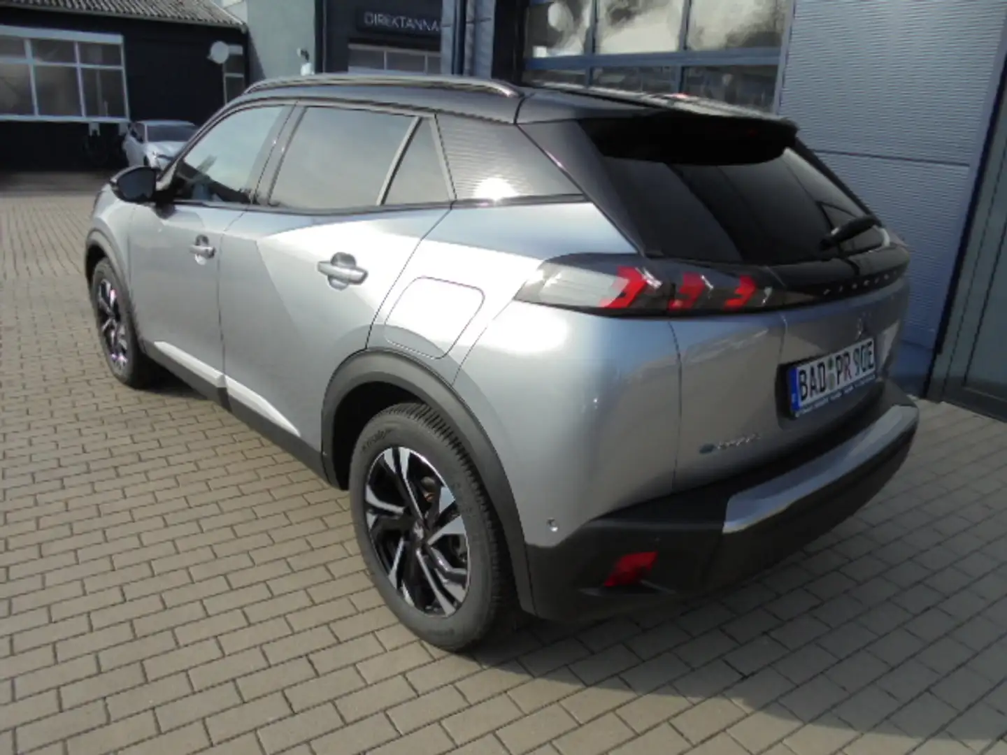 Peugeot 2008 GT Elektromotor 136 Argent - 2