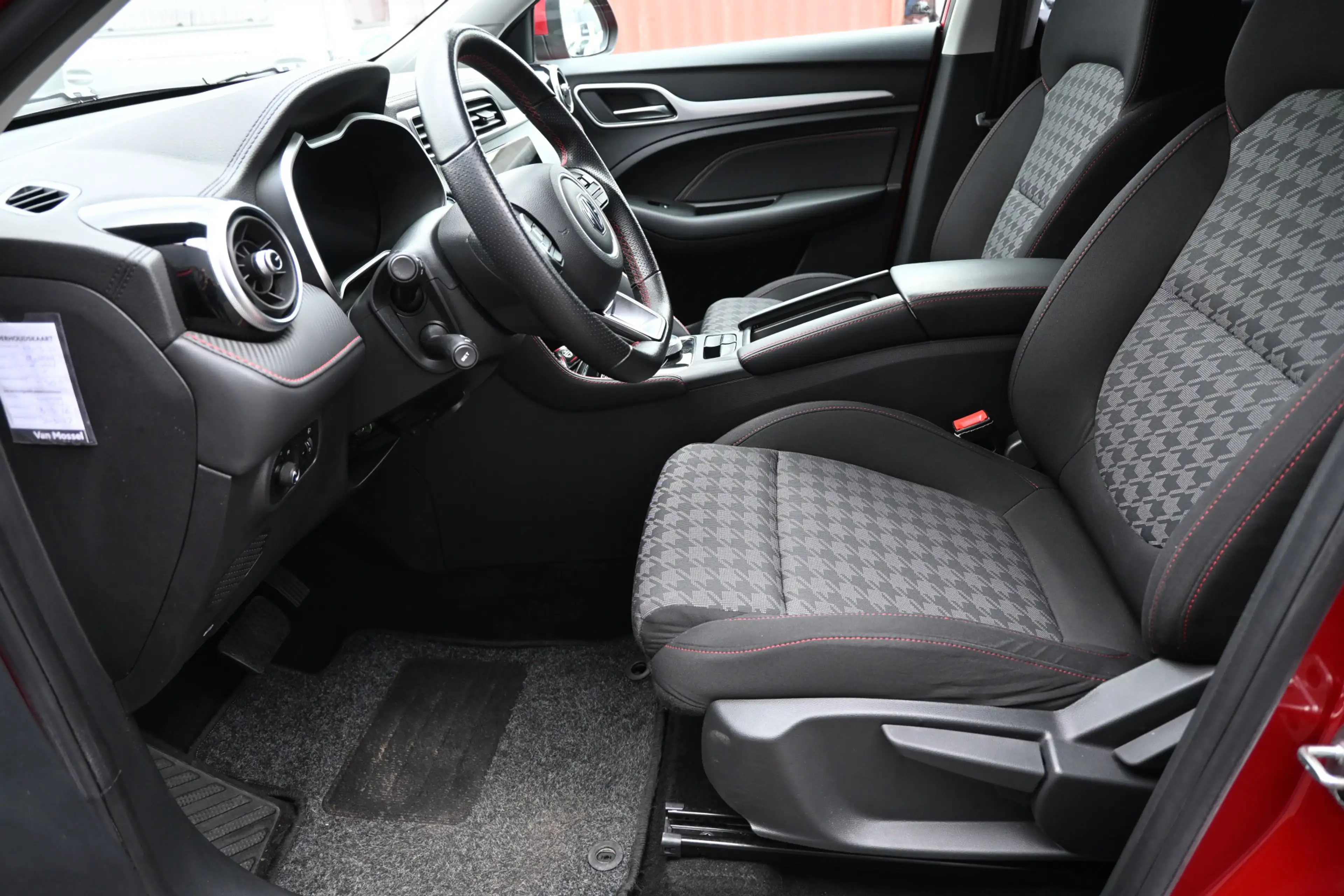MG ZS MG EV EV Long Range Luxury 70 kWh trekhaak soh94% — photo 31