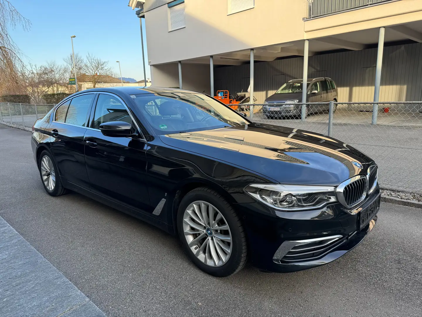 BMW 530 530e PlugIn Hybrid Schwarz - 1