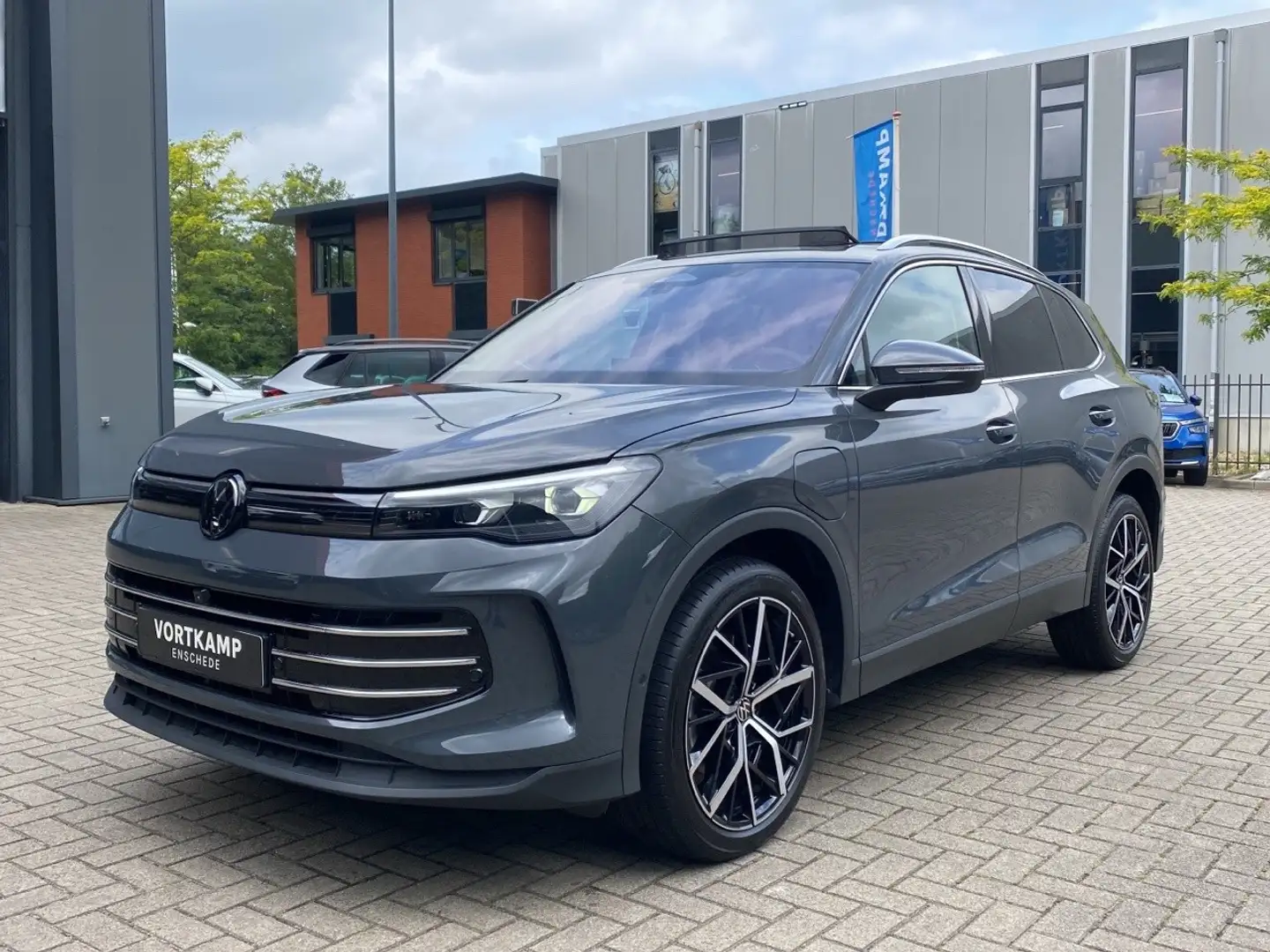 Volkswagen Tiguan ehybrid 150 kW Elegance AHK/Pano/Matrix Grau - 2