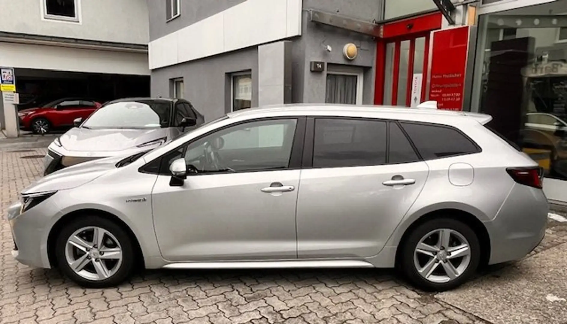 Toyota Corolla Kombi 1,8 Hybrid Active Drive 140PS Silber - 2