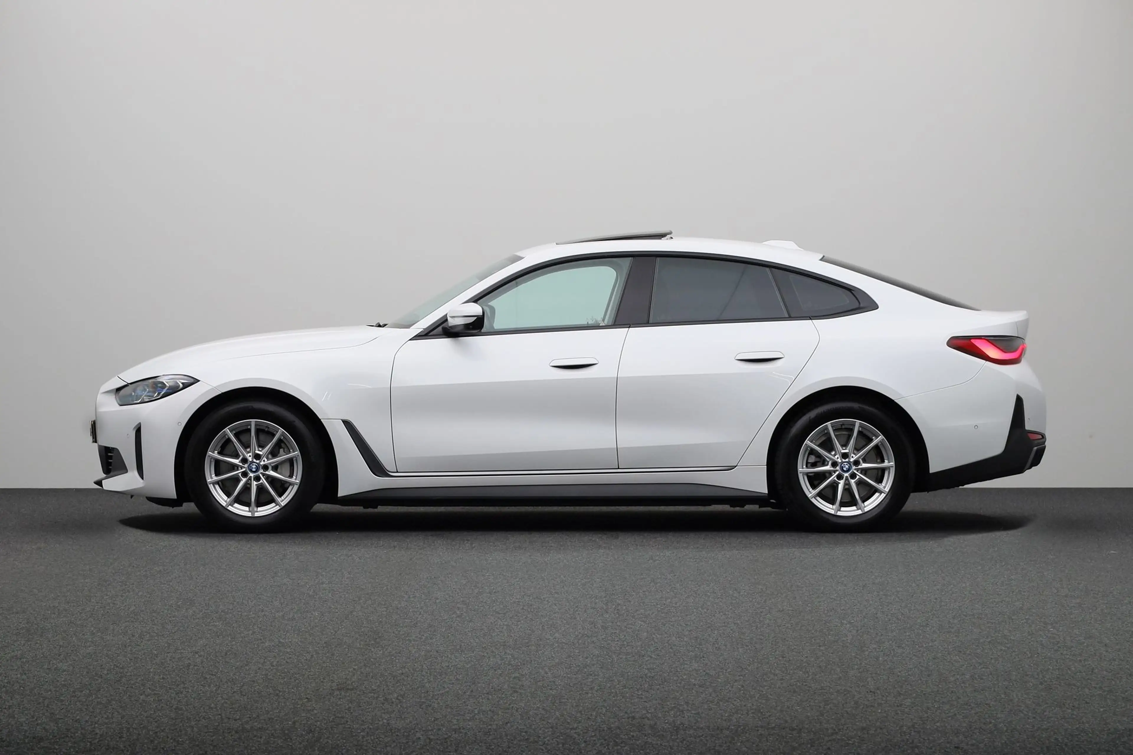 BMW i4 eDrive40 High Executive 84 kWh | Driving Assistant — photo 12