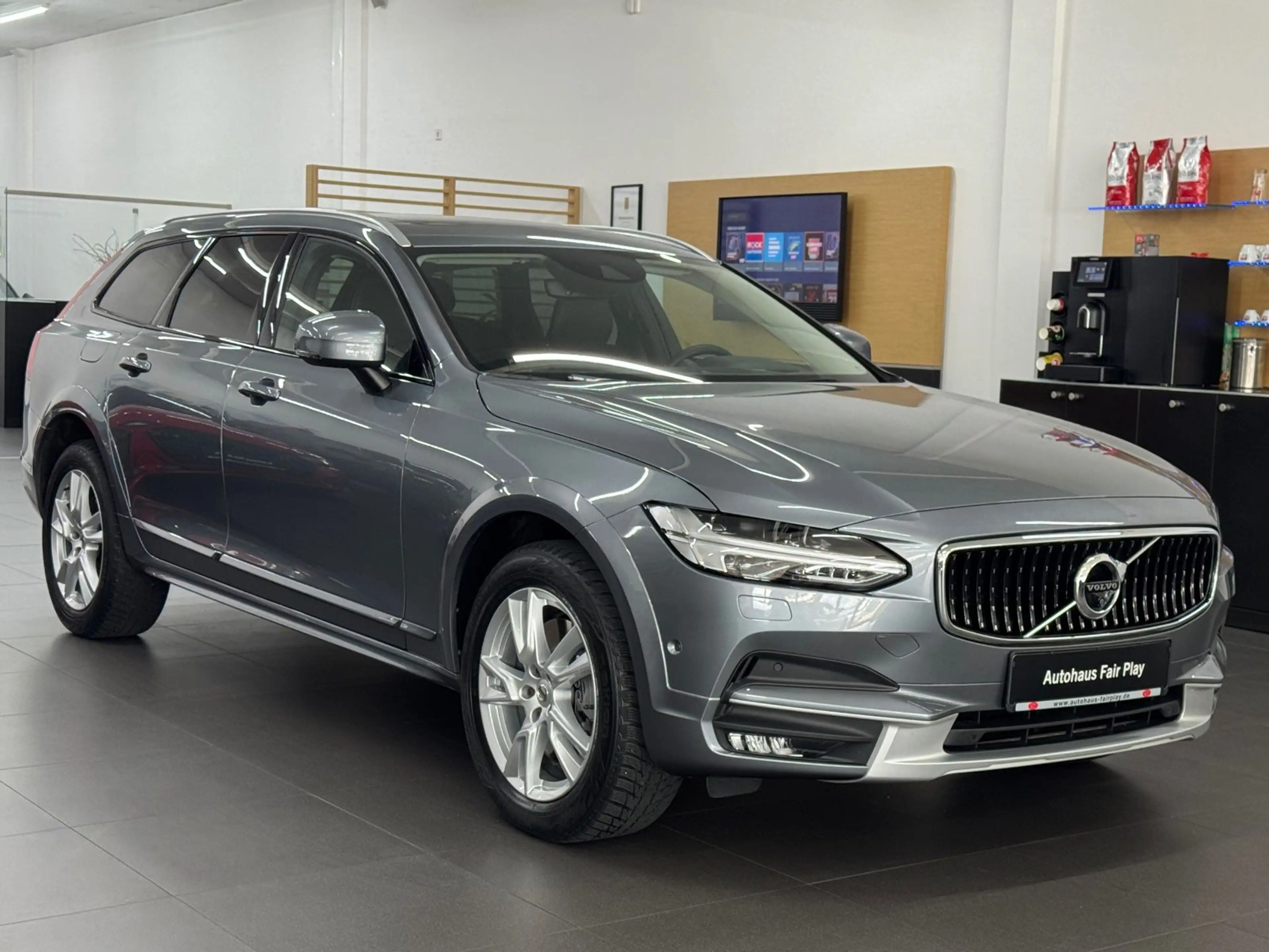 Volvo V90 Cross Country Pro SITZLÜFTUNG/Vmax 230km/h ! — photo 3
