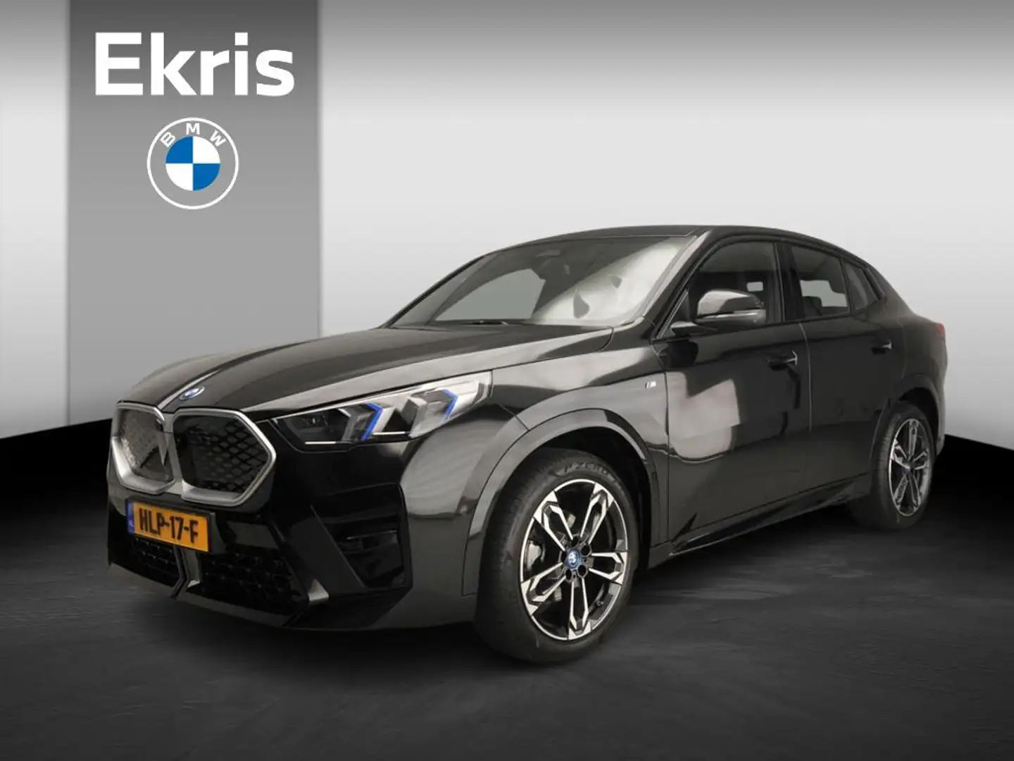 BMW iX2 eDrive20 | M-Sportpakket | LED | Leder | Active cr Zwart - 1