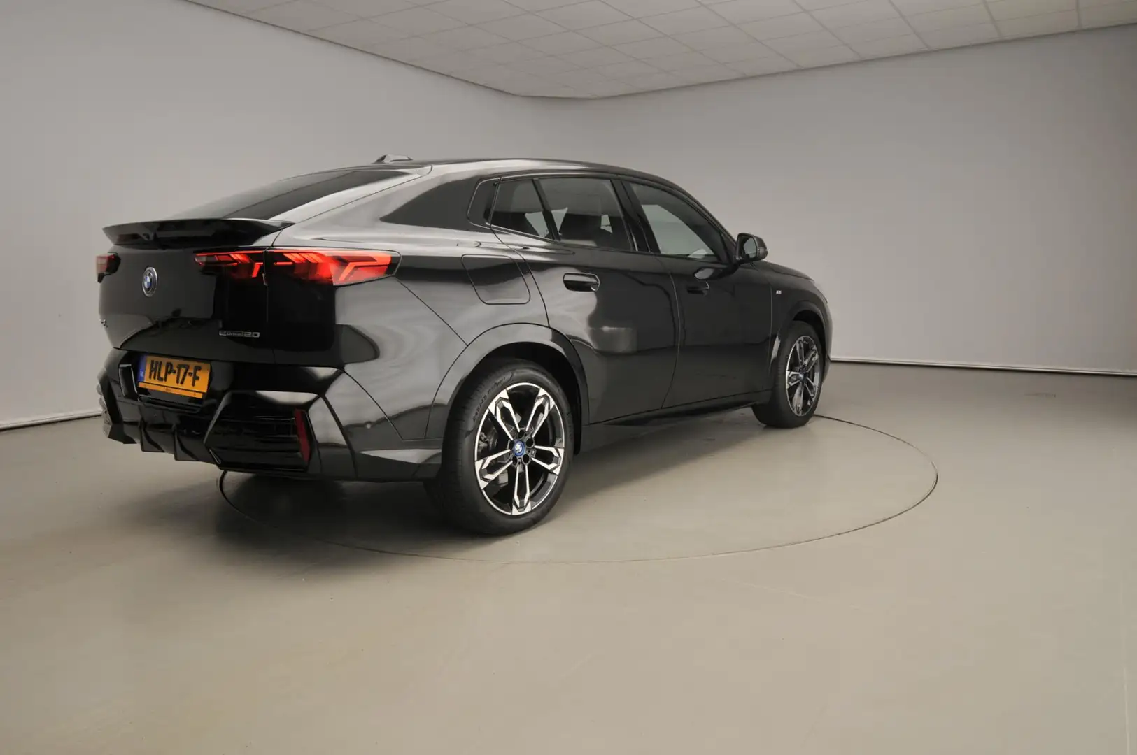 BMW iX2 eDrive20 | M-Sportpakket | LED | Leder | Active cr Zwart - 2