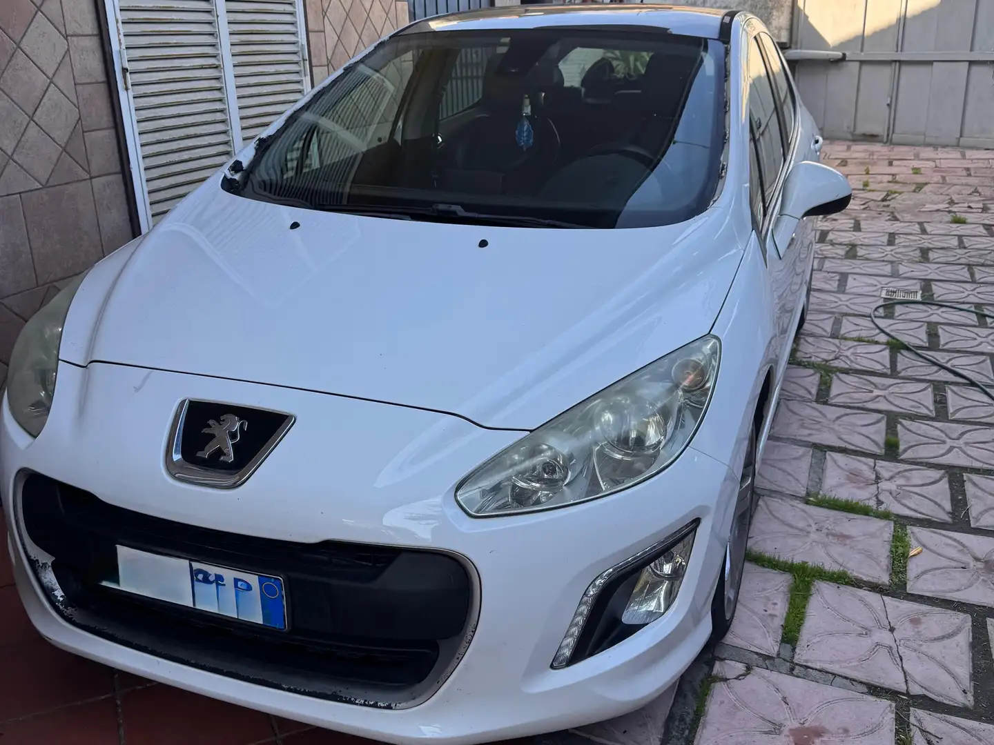 Peugeot 308 308 5p 1.6 hdi 8v Sportium 112cv Bianco - 1