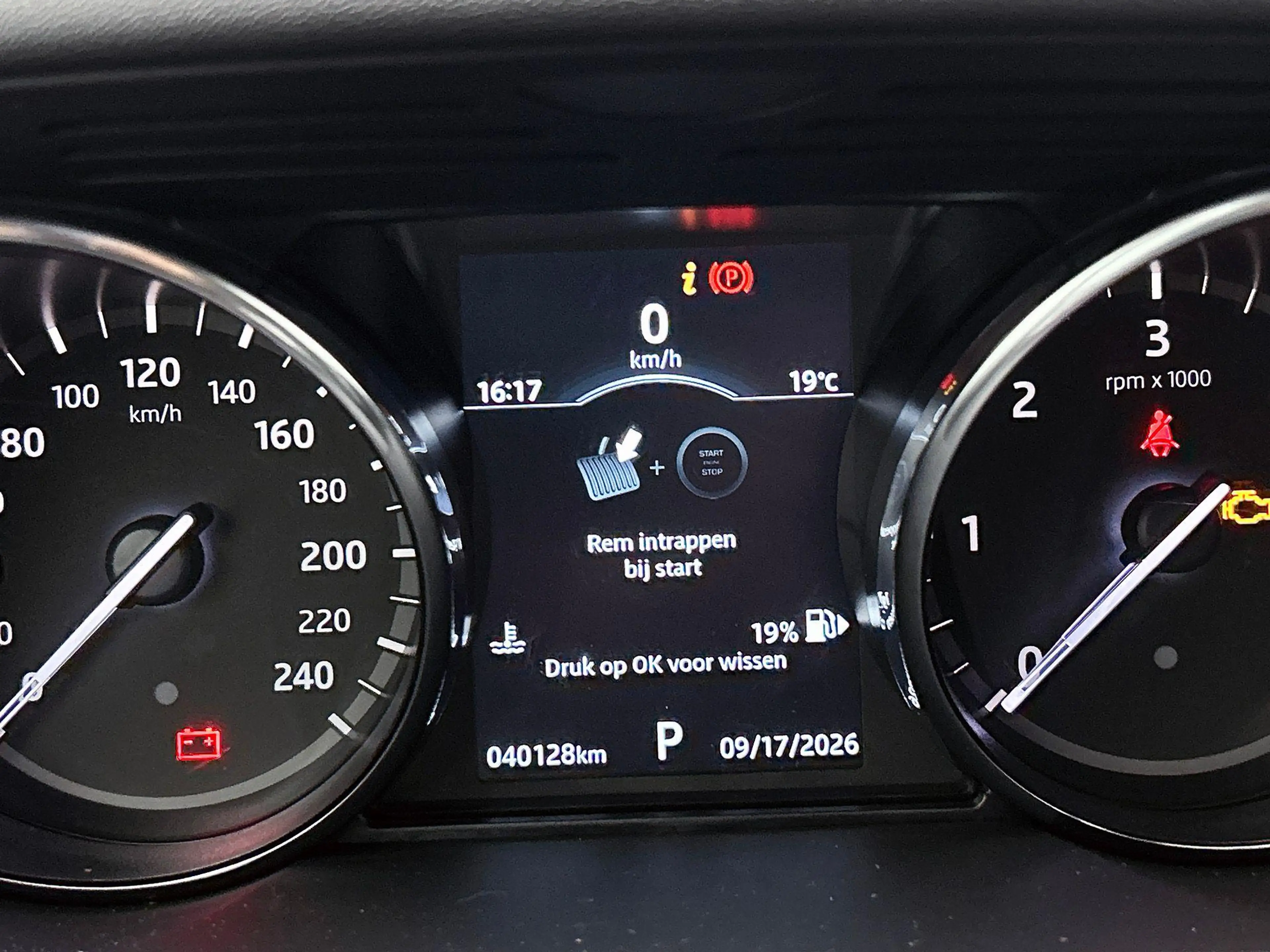 Land Rover Discovery 2.0 Sd4 S — photo 11