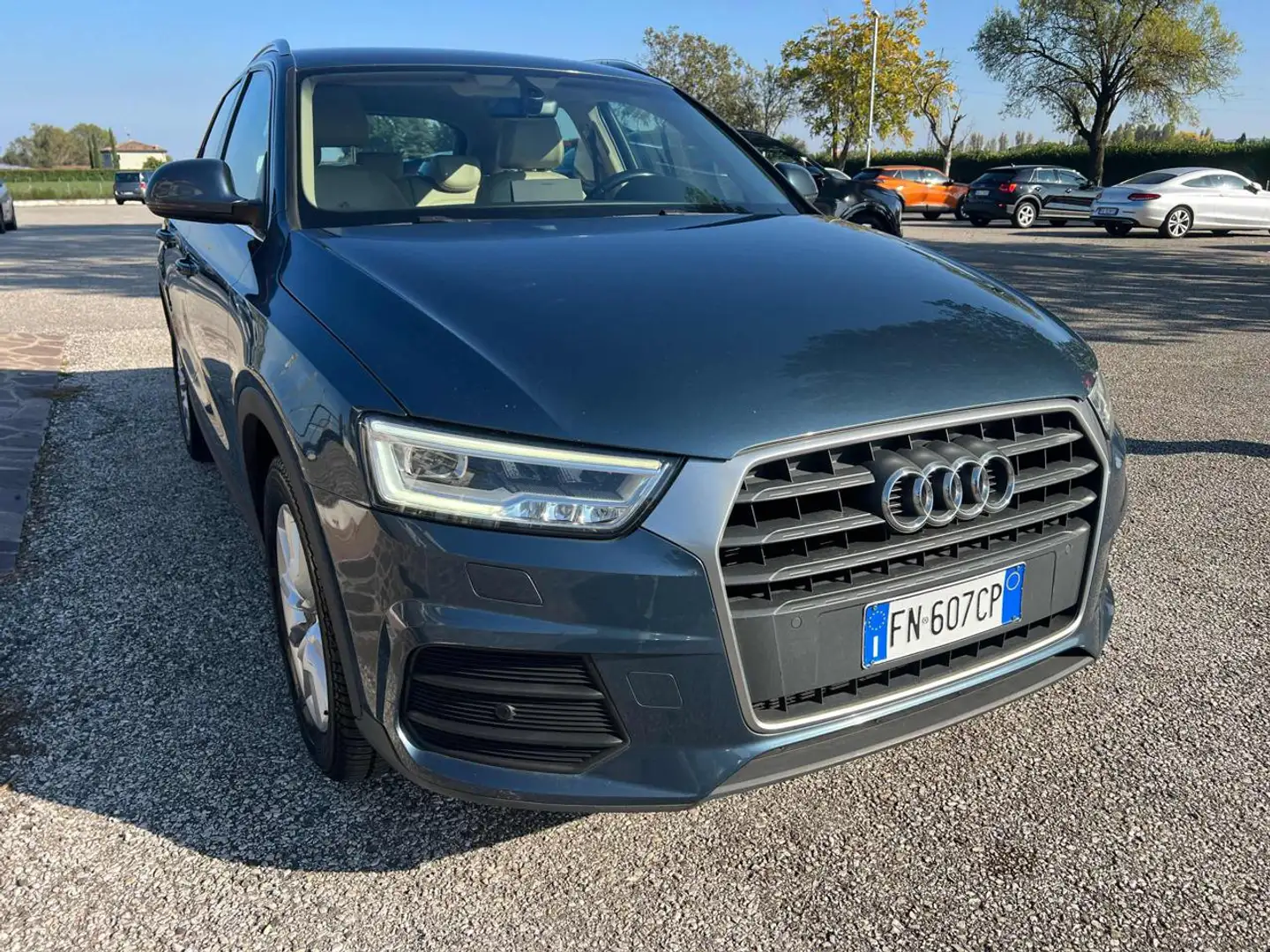 Audi Q3 2.0 TDI 150 CV S tronic Business Azul - 2