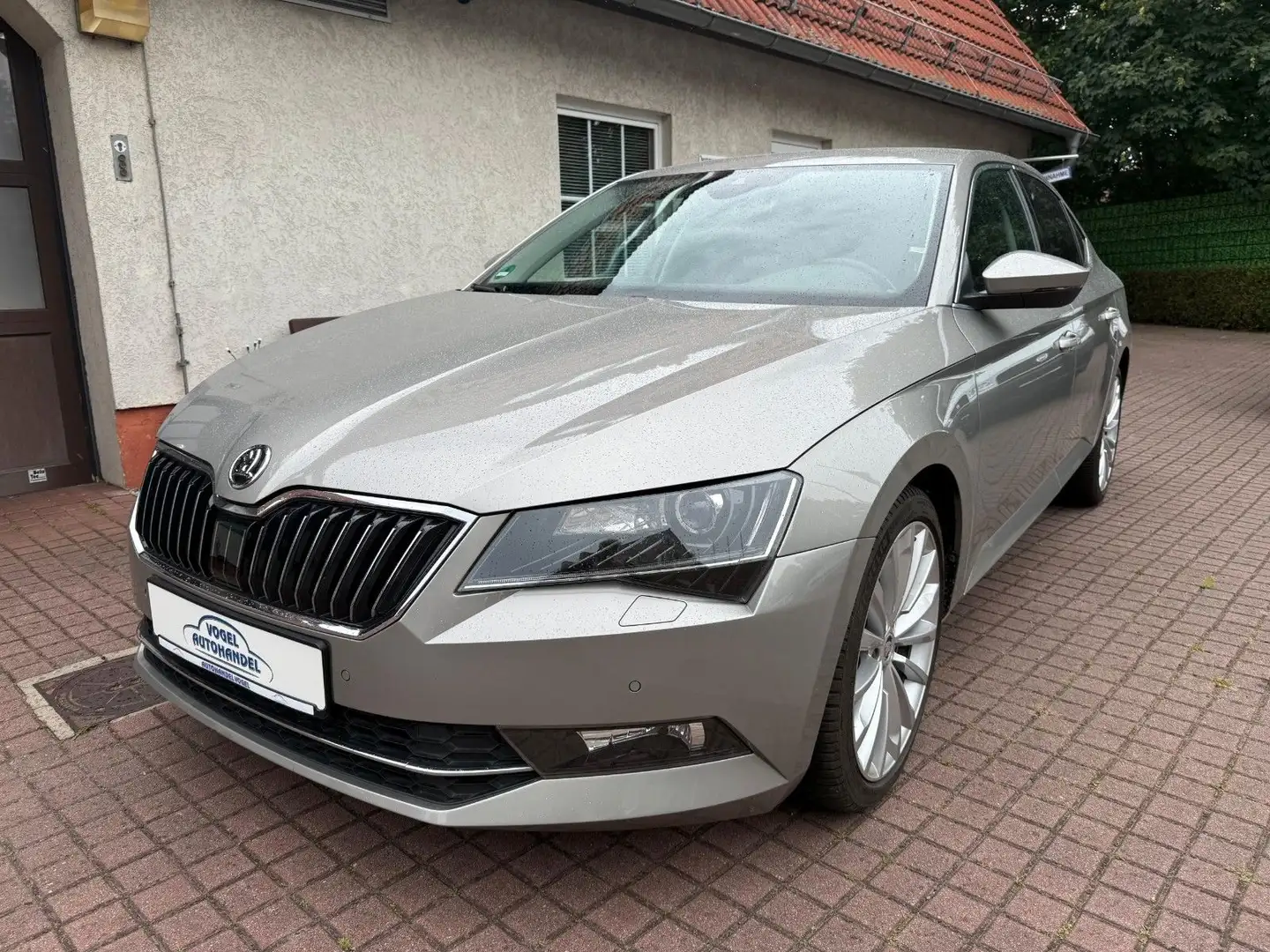 Skoda Superb Ambition*DSG*BI-XENON*NAVI*SITZHZG* Beige - 1