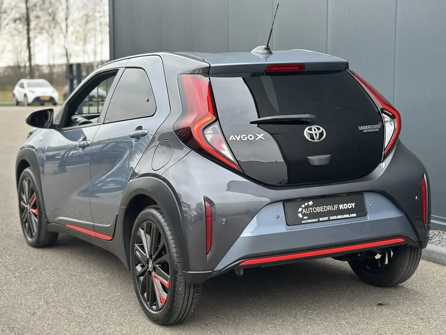 Toyota Aygo X 1.0 VVT-i Premium / UNDERCOVER JUN TAKAHASHI Gris - 2