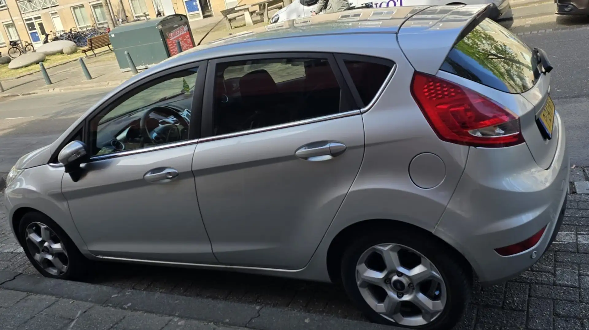 Ford Fiesta 1.6 Ghia Zilver - 2