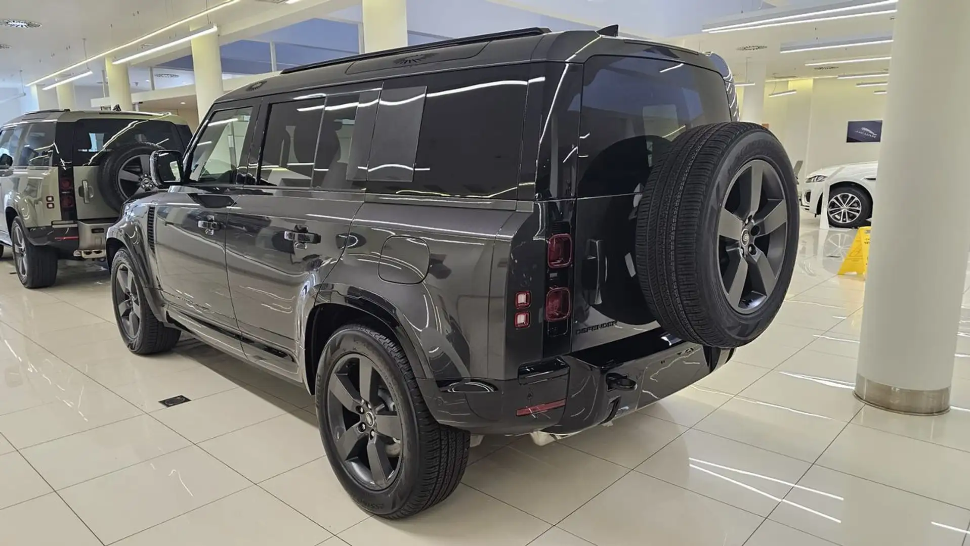 Land Rover Defender PHEV 300CV X-Dynamic SE Gris - 2