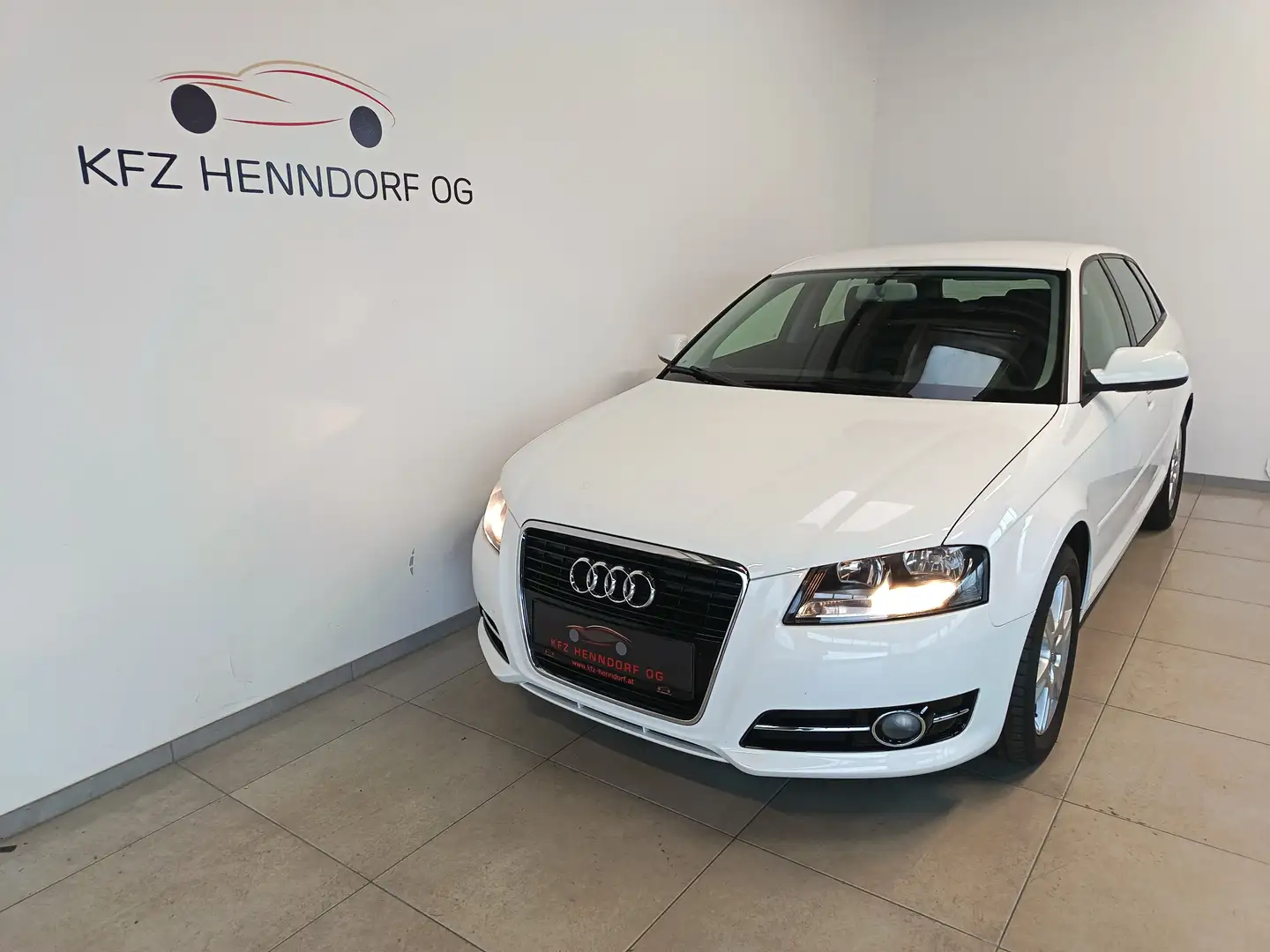 Audi A3 1.6 TDI Attraction ab € 180 / Monat Weiß - 1