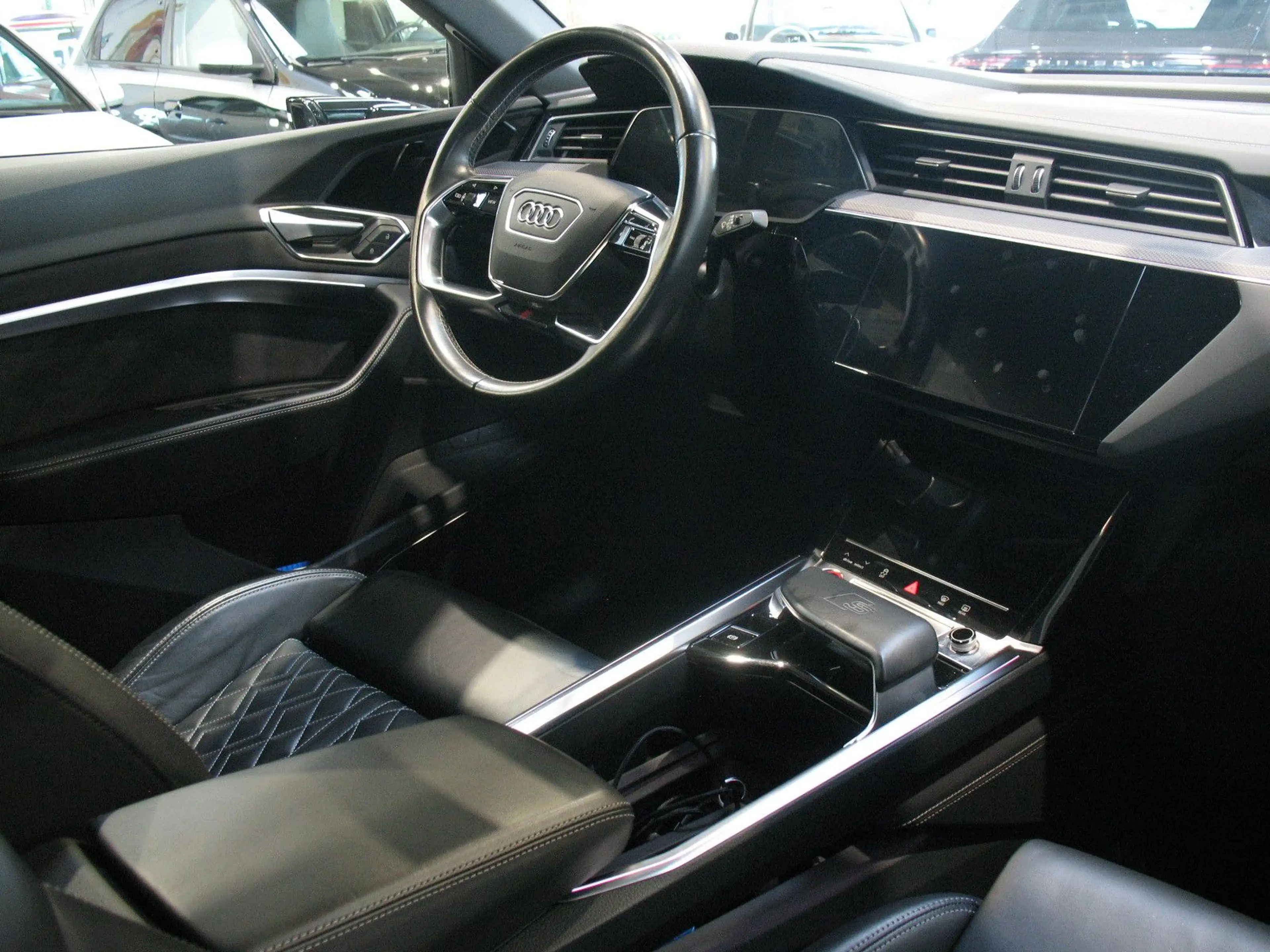 Audi SQ8 e-tron Sportback S quattro *LEDER*LED*AHK* — photo 8