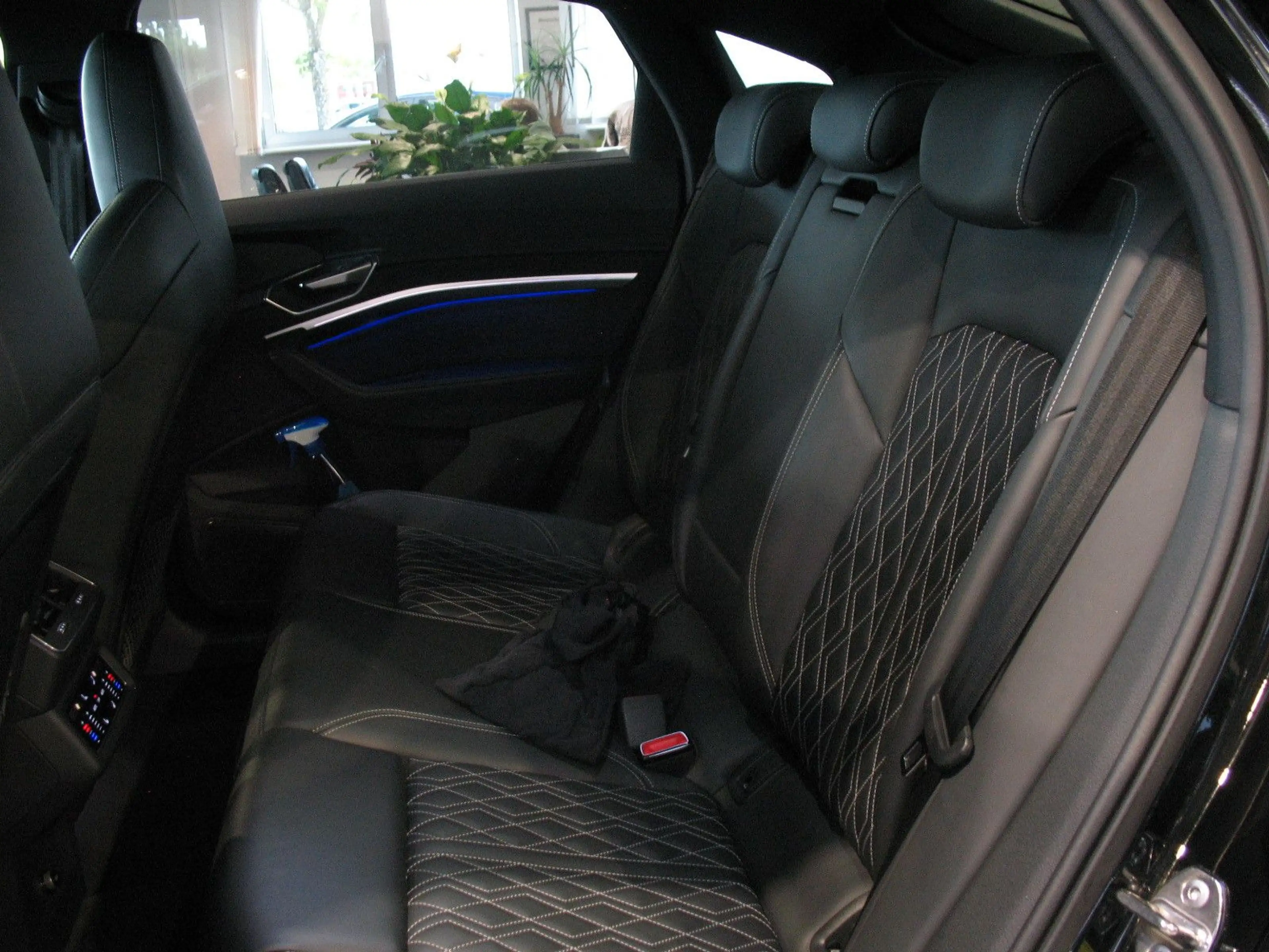 Audi SQ8 e-tron Sportback S quattro *LEDER*LED*AHK* — photo 11