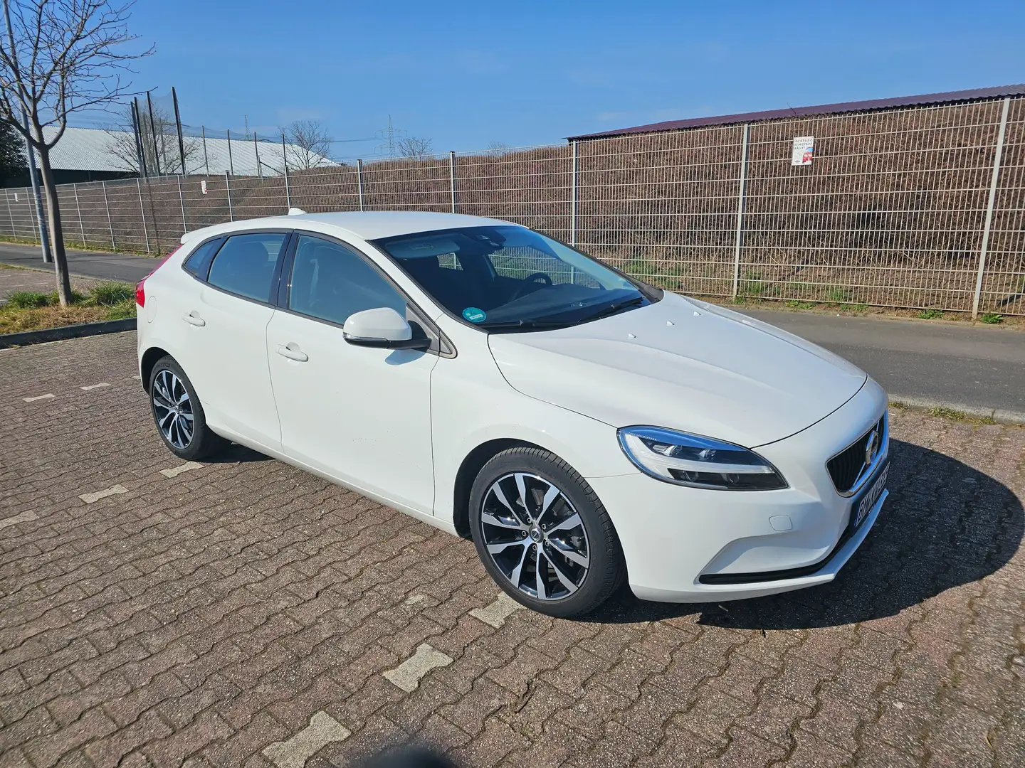 Volvo V40 V40+T2Momentum Alb - 1