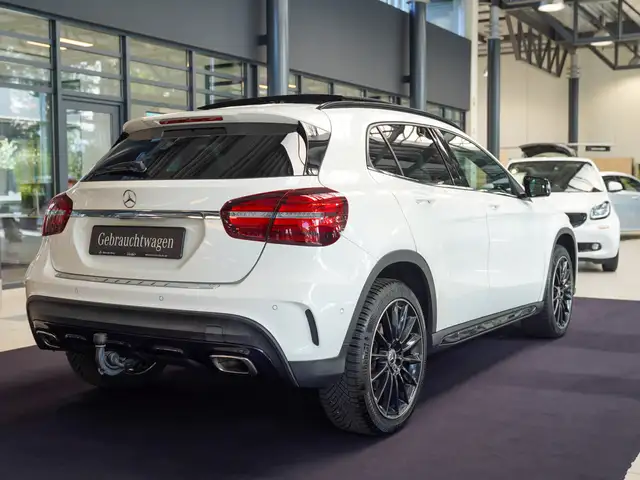 Mercedes-Benz GLA view 3