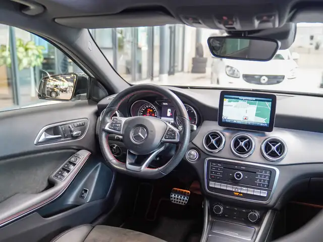 Mercedes-Benz GLA view 12