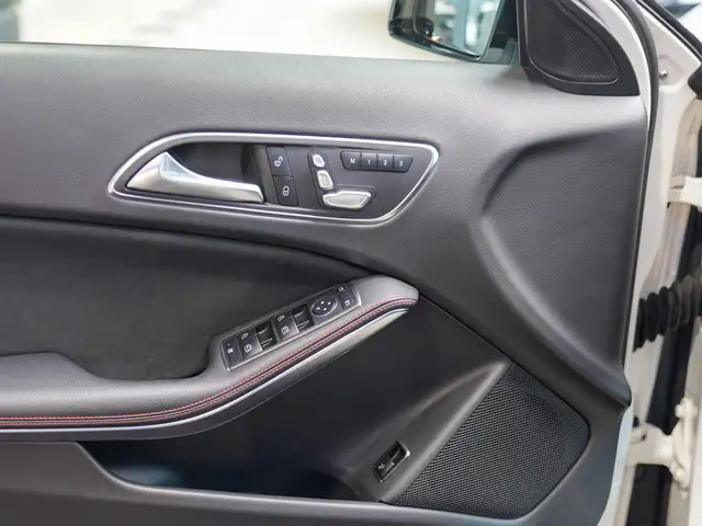 Mercedes-Benz GLA view 11