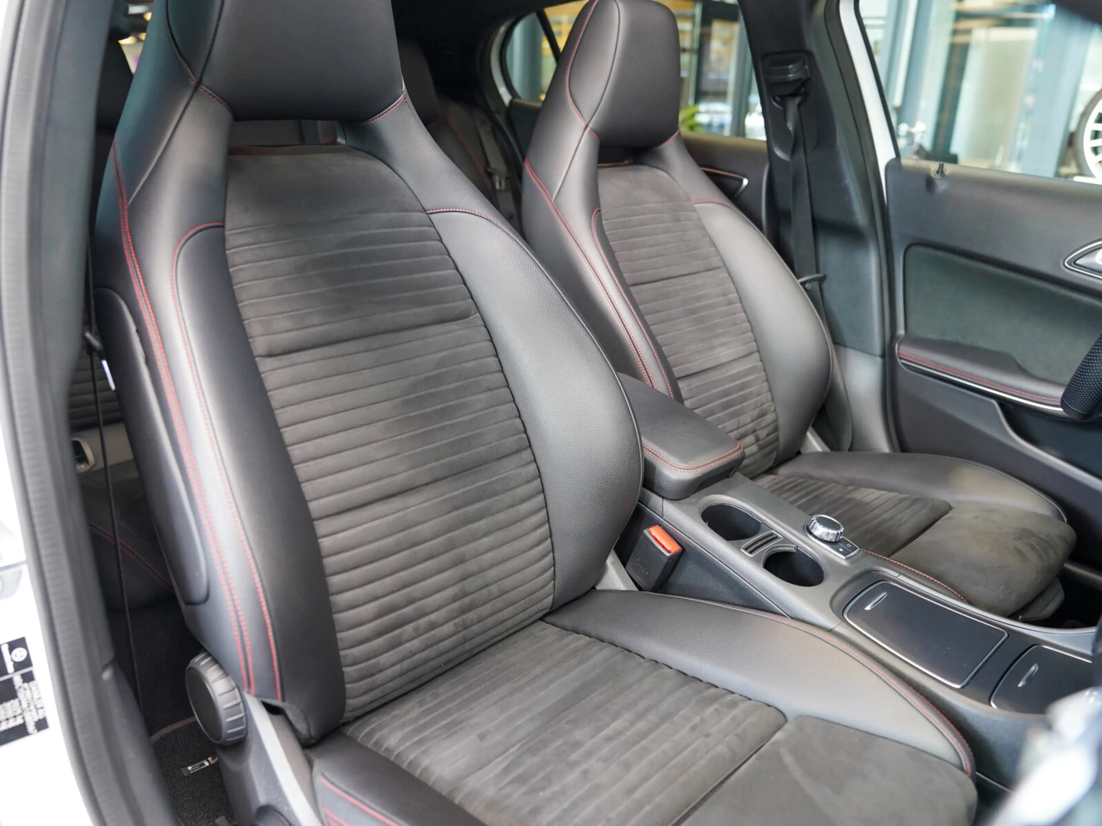 Mercedes-Benz GLA 250 GLA 250 4M AMG Line Night Panorama LED AHK Memo — photo 9
